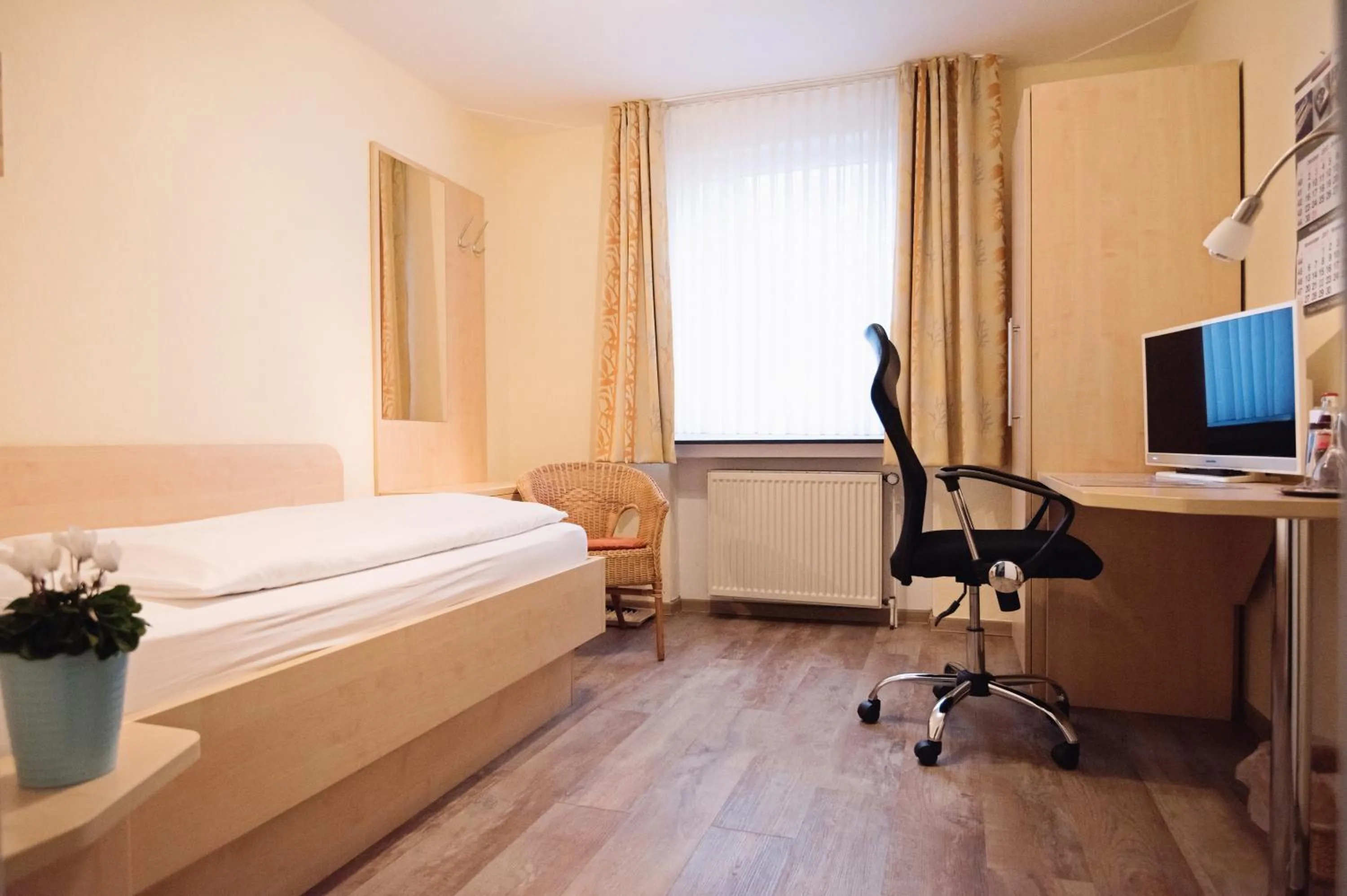 Photo of the whole room, Bed in Hotel-Pension Am Böhmepark