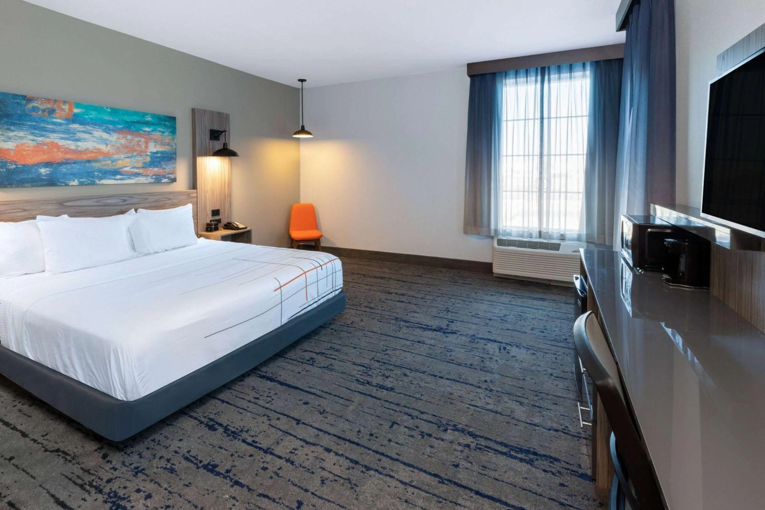 Photo of the whole room, Bed in La Quinta Inn & Suites by Wyndham Dallas - Frisco Stadium