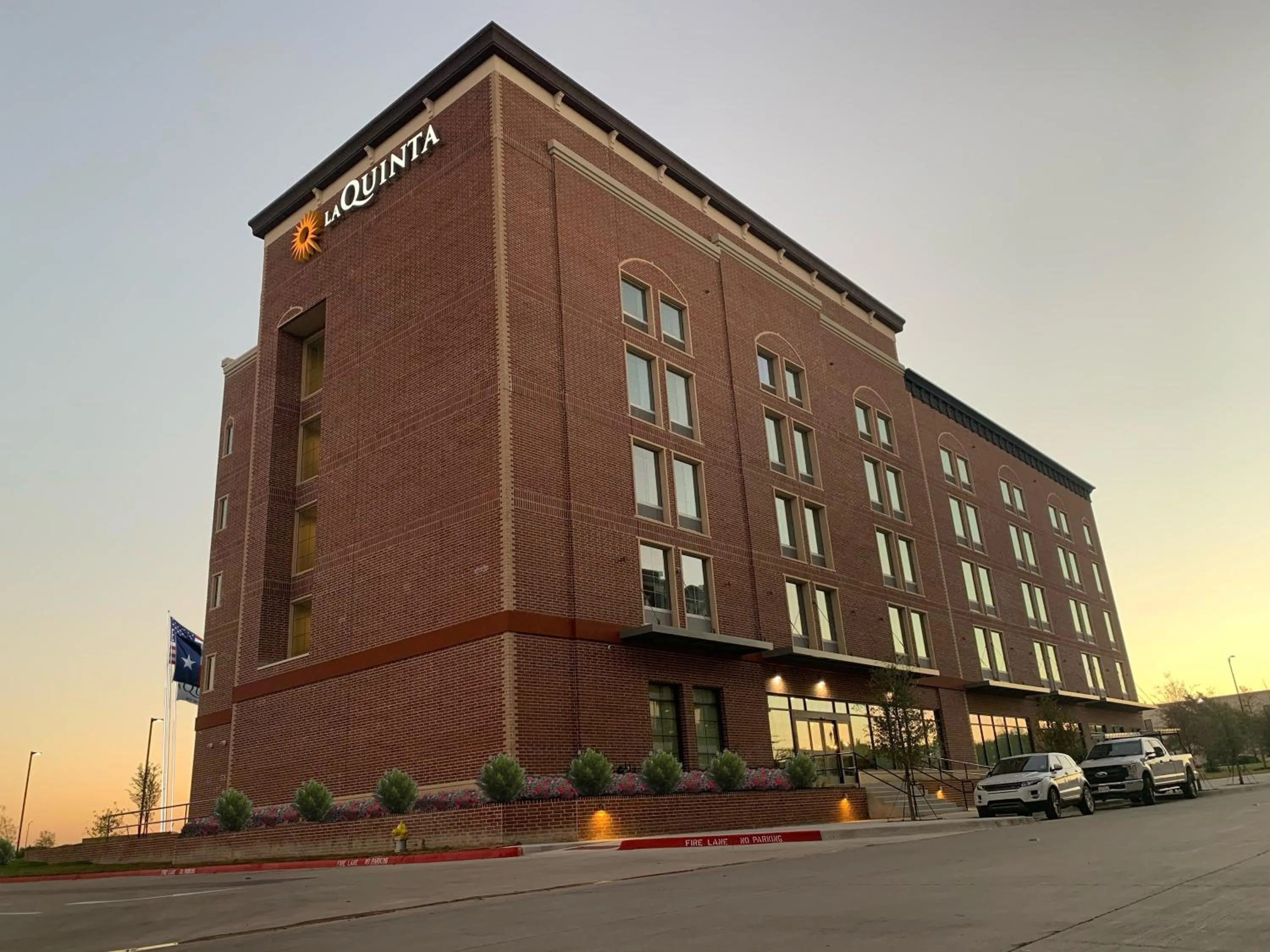 Facade/entrance in La Quinta Inn & Suites by Wyndham Dallas - Frisco Stadium