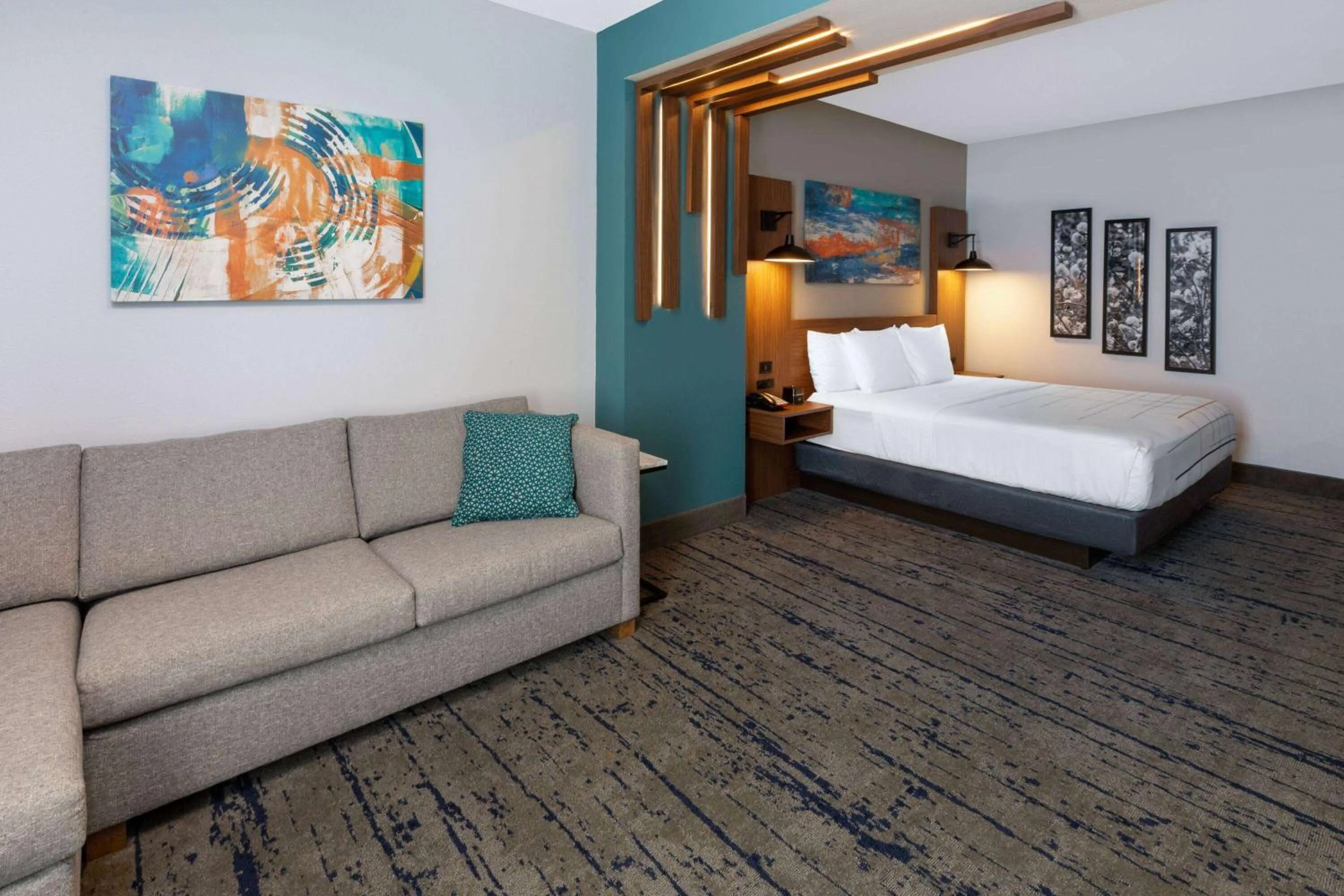 Photo of the whole room, Bed in La Quinta Inn & Suites by Wyndham Dallas - Frisco Stadium