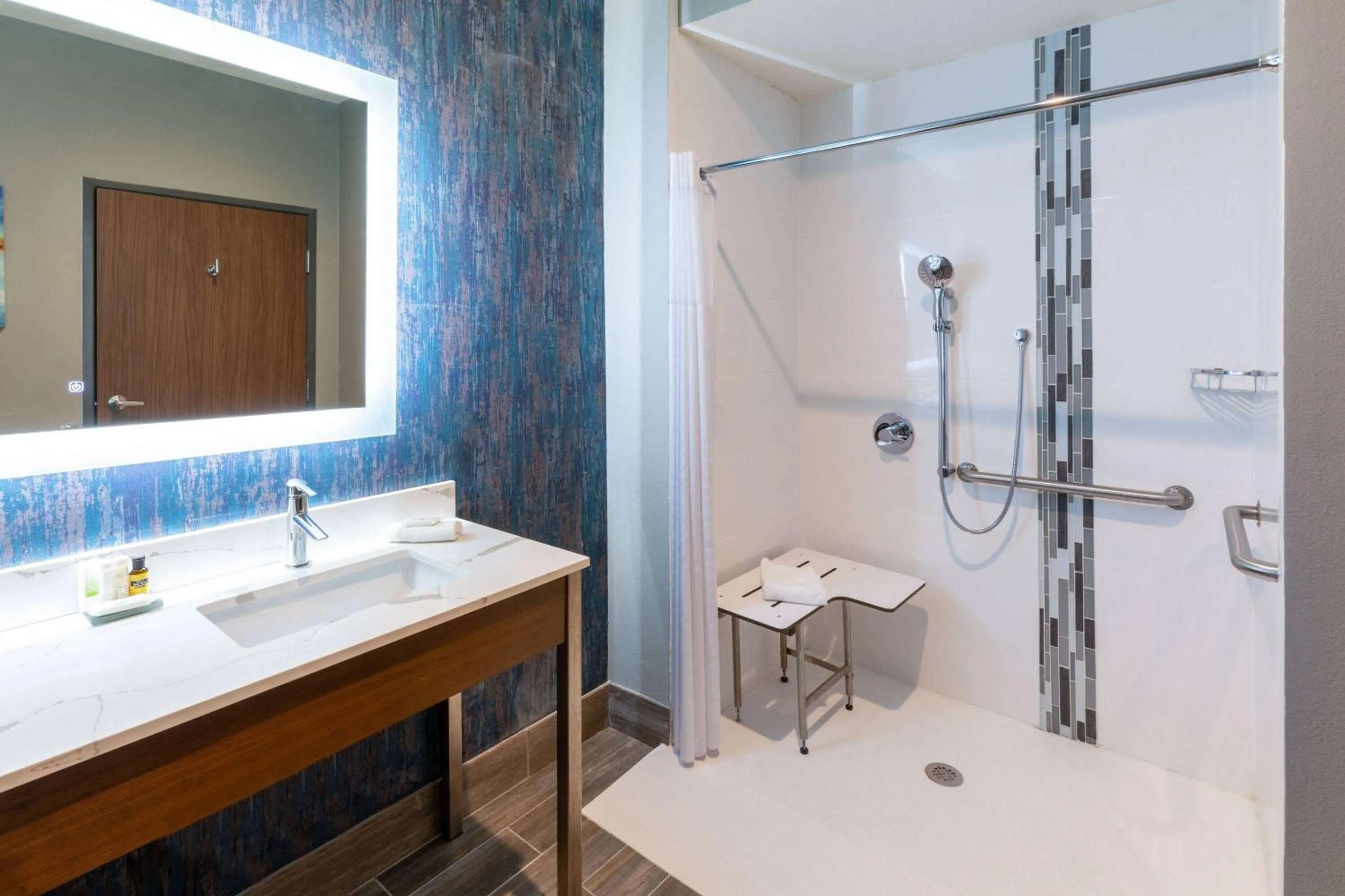 Shower in La Quinta Inn & Suites by Wyndham Dallas - Frisco Stadium