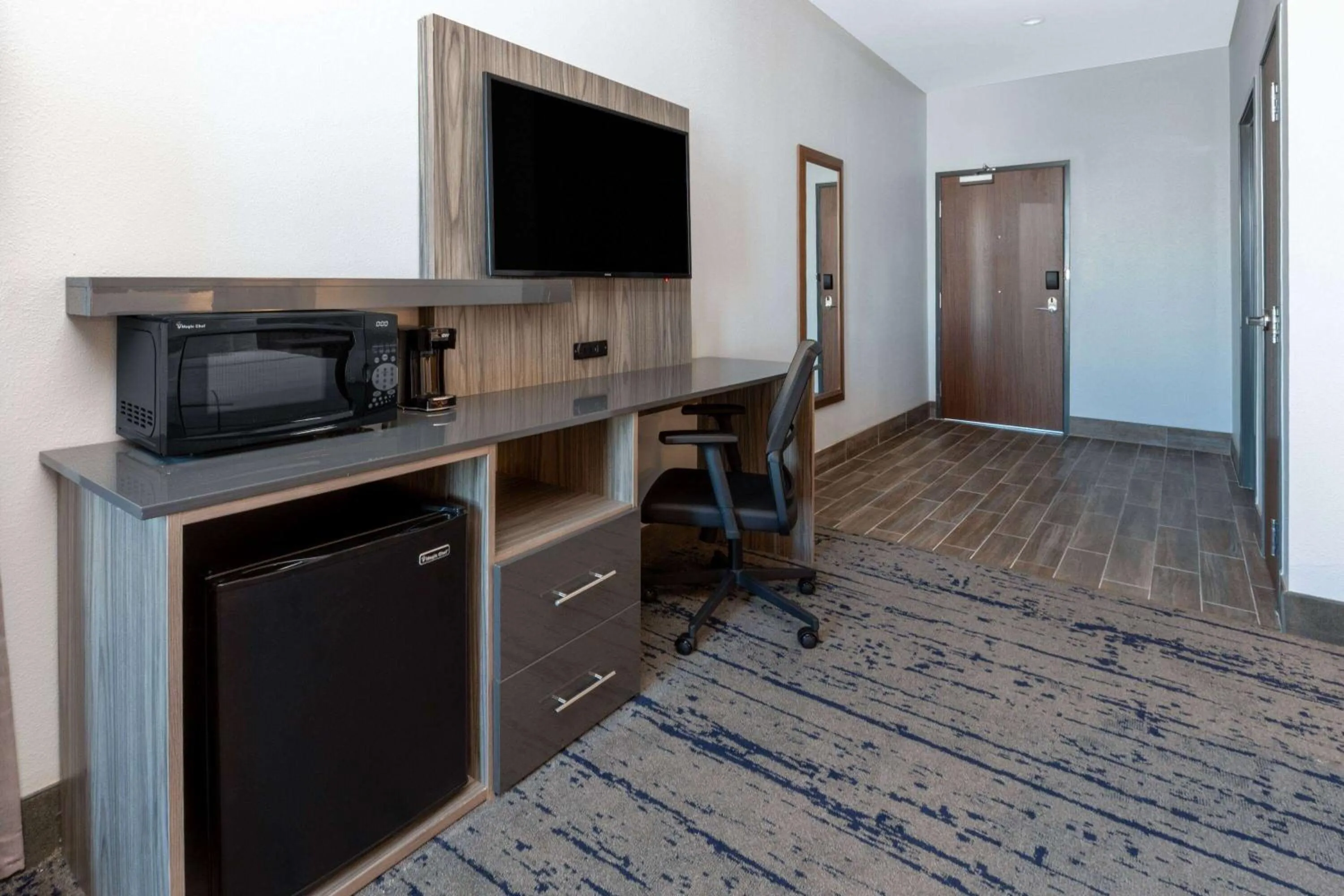 Photo of the whole room in La Quinta Inn & Suites by Wyndham Dallas - Frisco Stadium