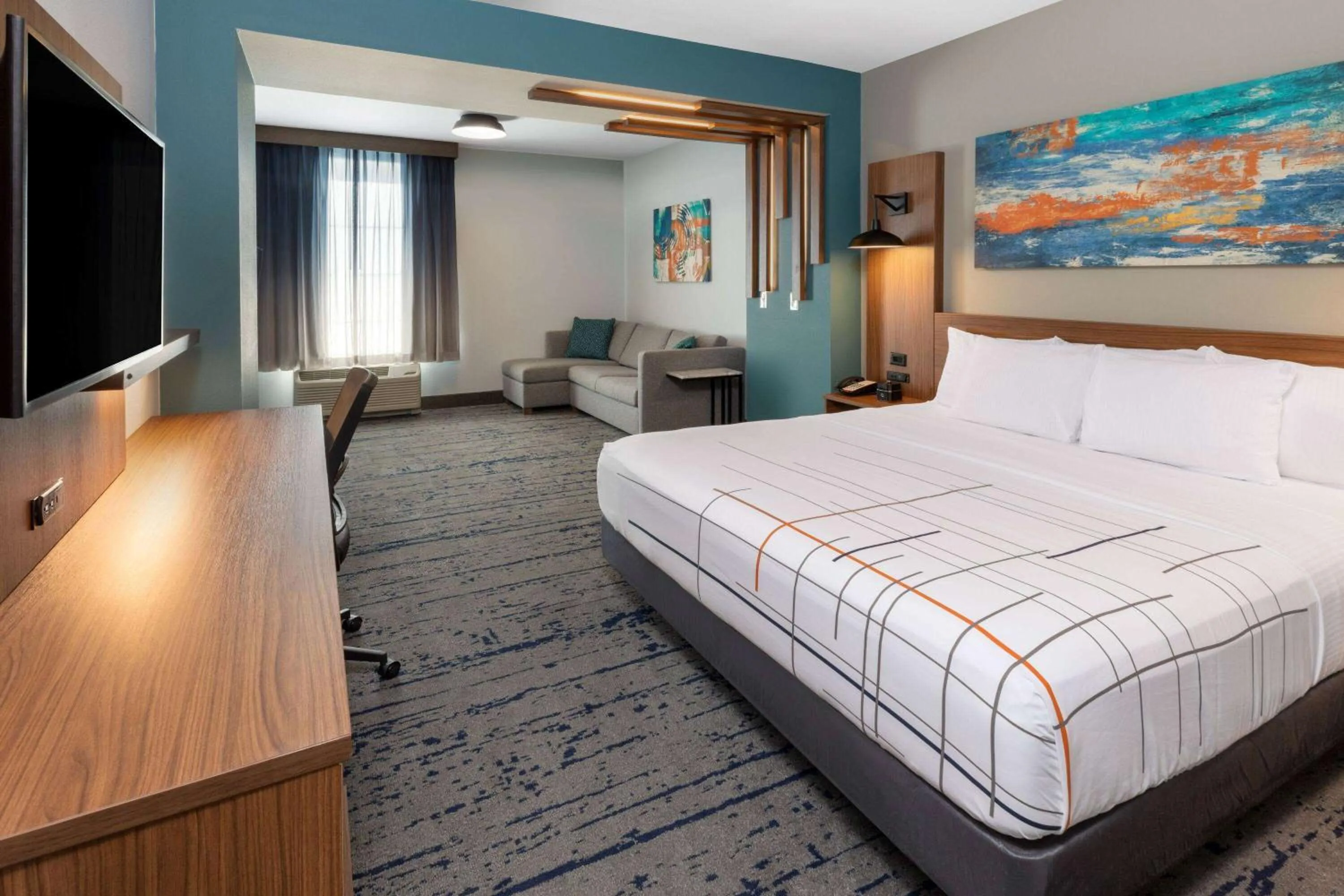 Photo of the whole room, Bed in La Quinta Inn & Suites by Wyndham Dallas - Frisco Stadium