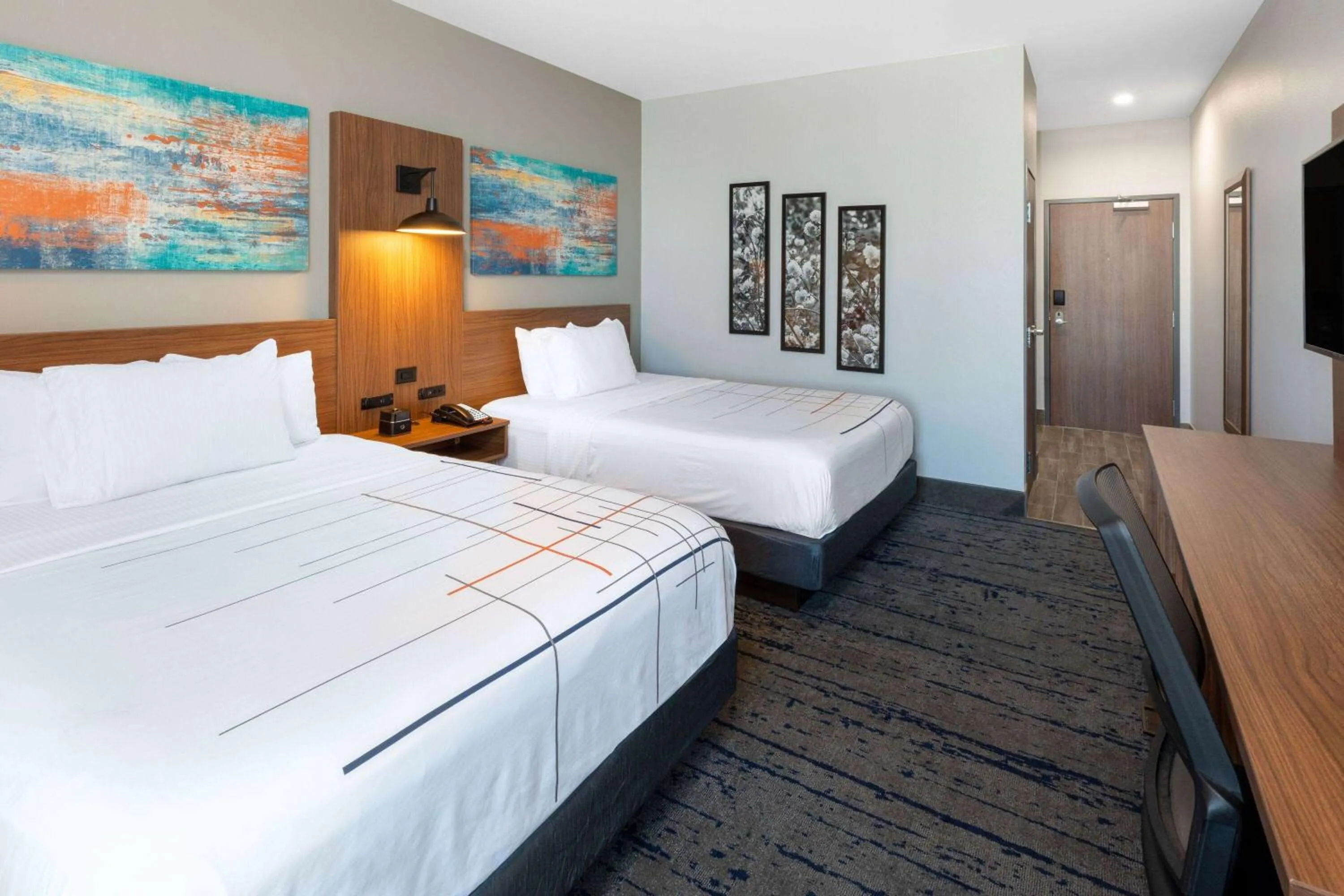 Photo of the whole room, Bed in La Quinta Inn & Suites by Wyndham Dallas - Frisco Stadium