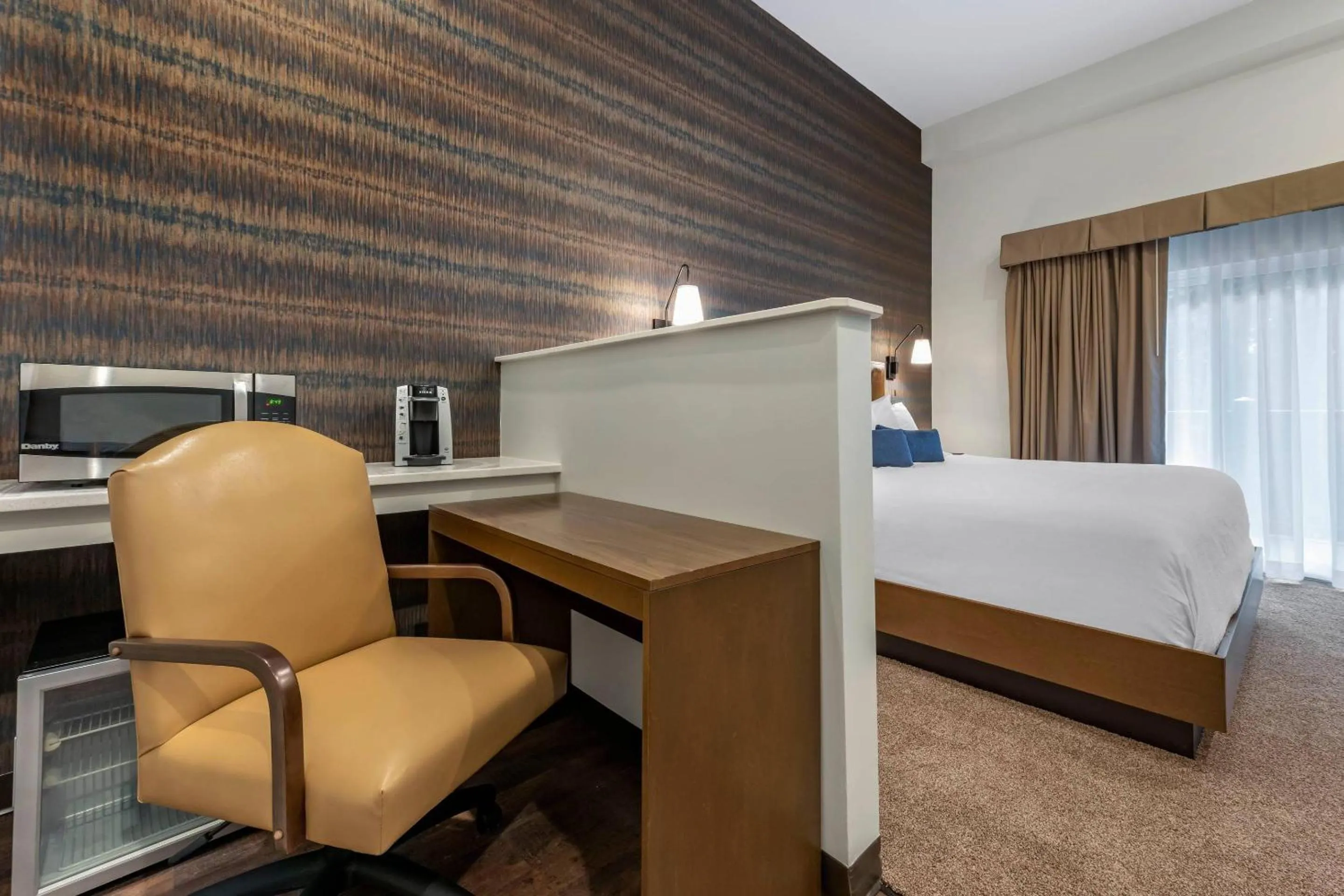 Bedroom, Bed in The Cranberry, an Ascend Collection Hotel