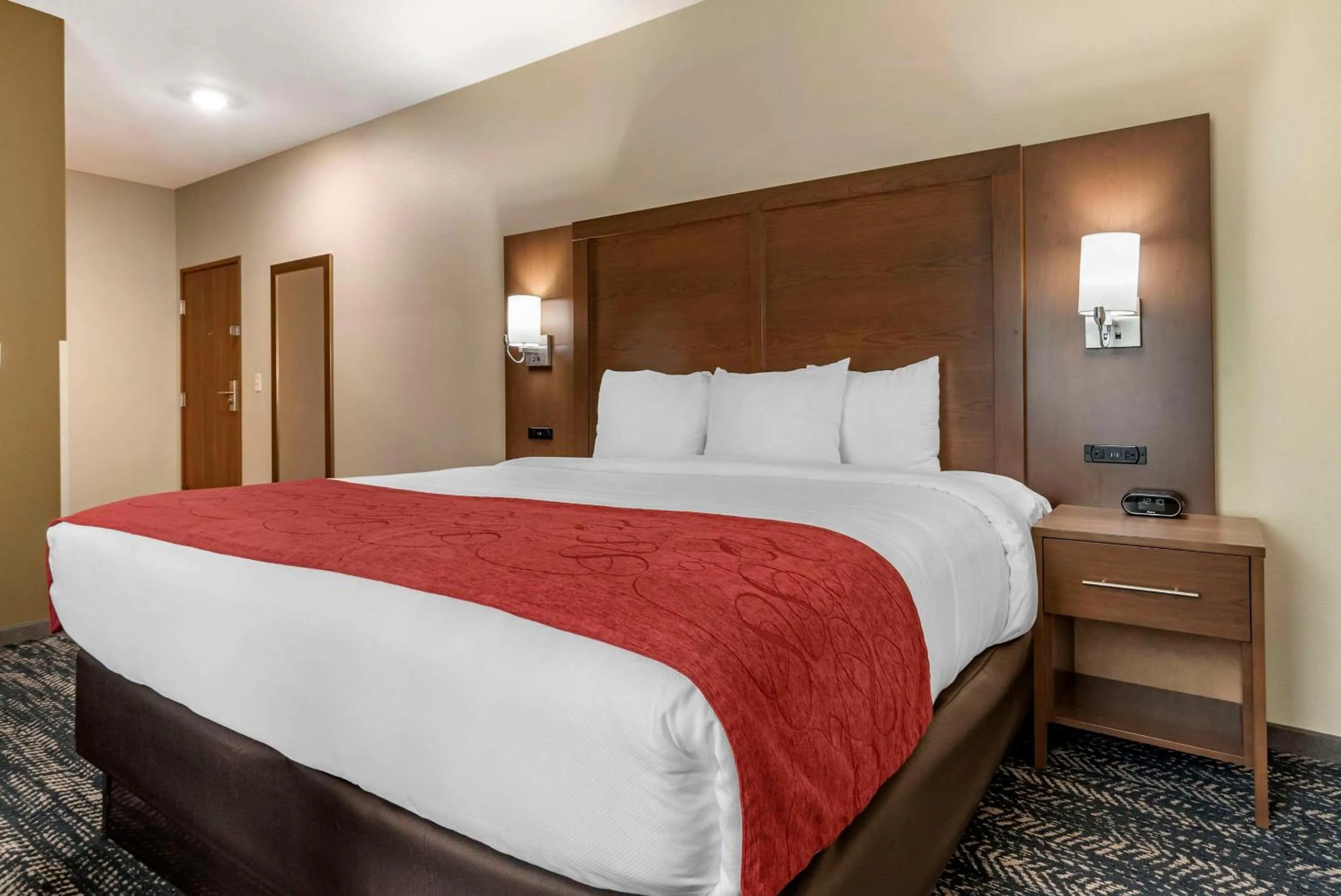 Bedroom, Bed in Comfort Inn & Suites Downtown near University