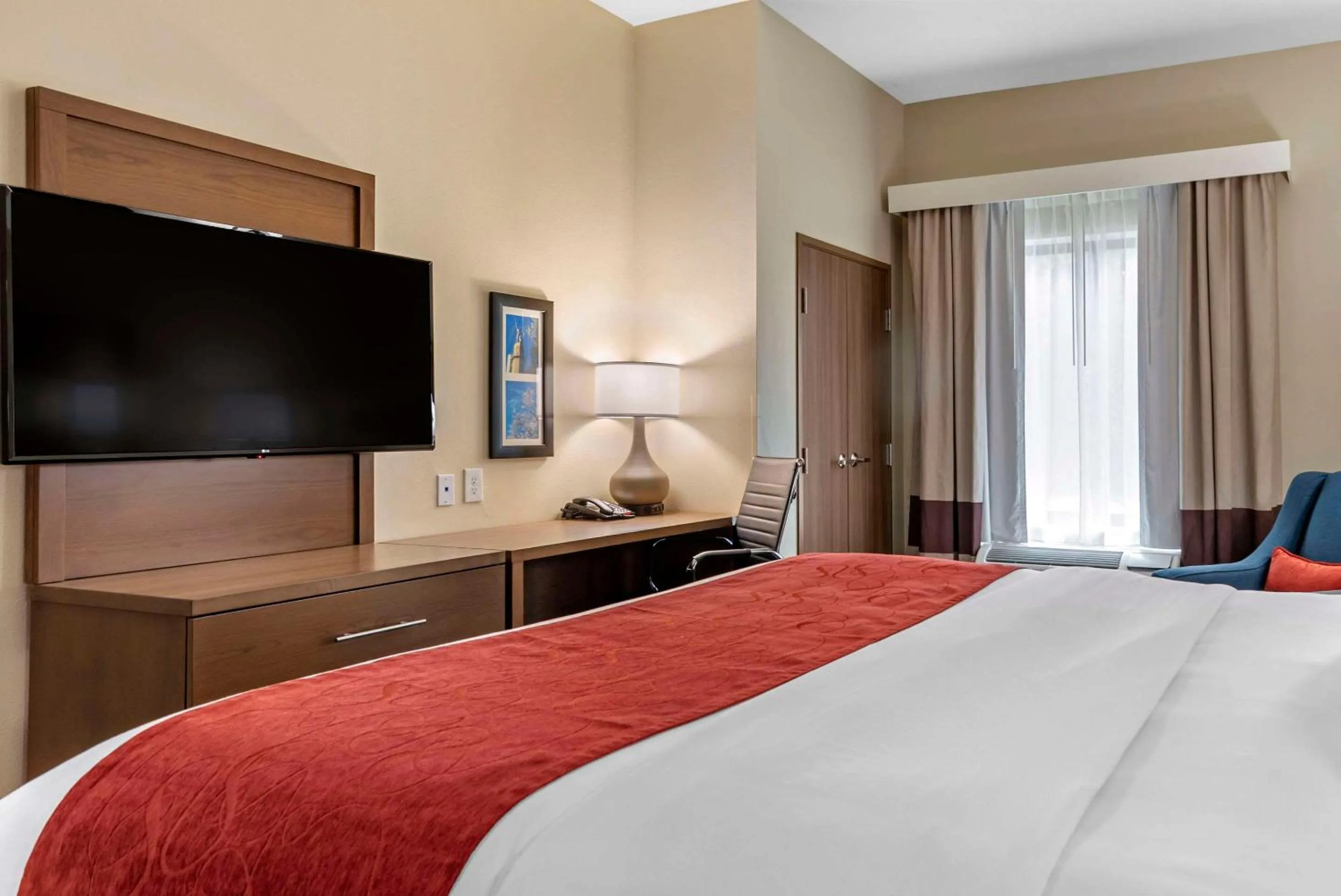 Bedroom, Bed in Comfort Inn & Suites Downtown near University