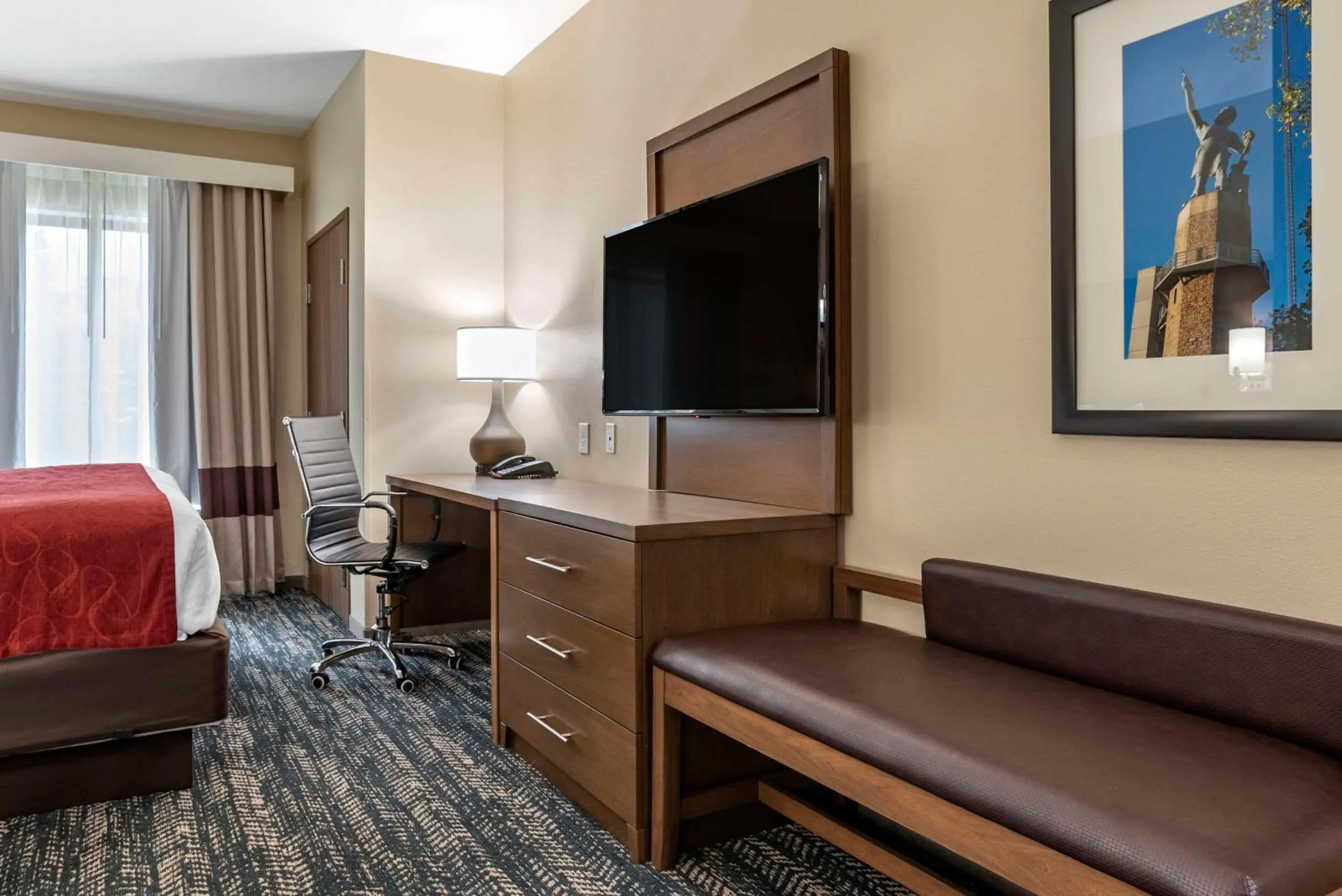 Bedroom in Comfort Inn & Suites Downtown near University