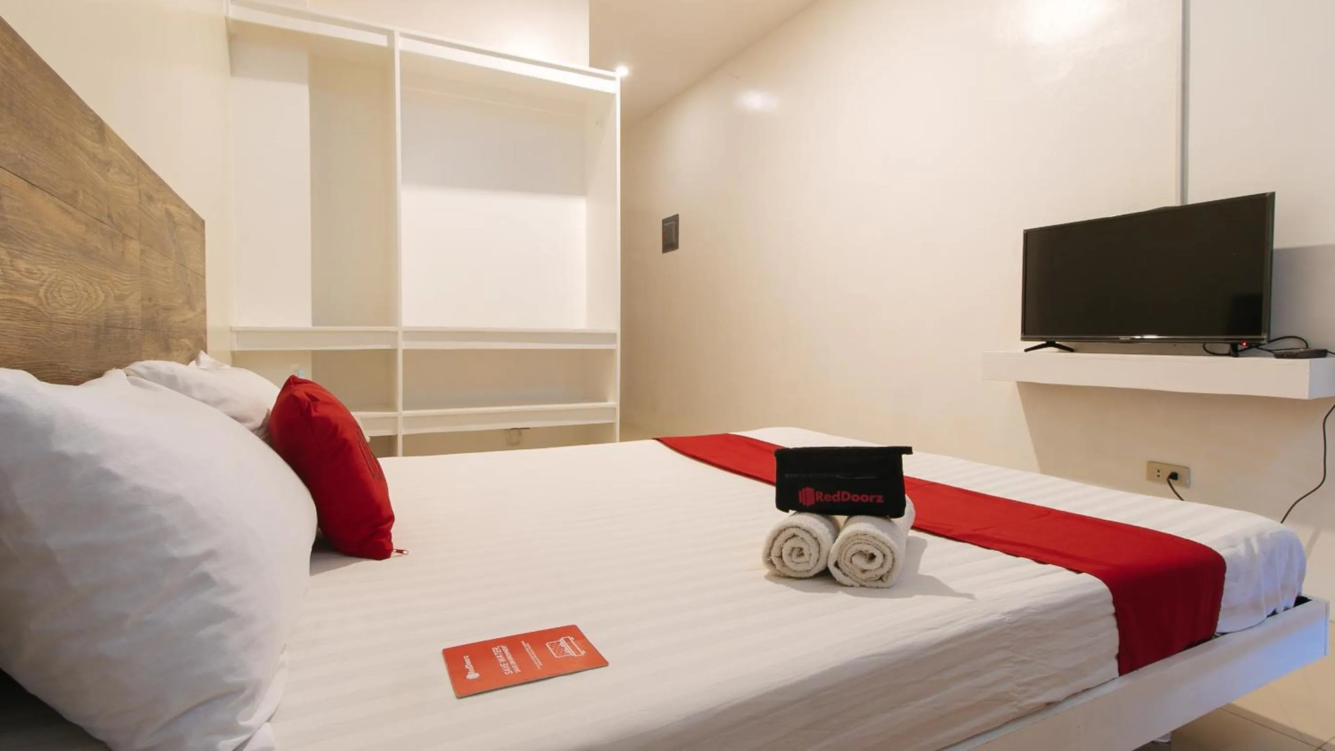 Bedroom, Bed in RedDoorz @ Golite Washington