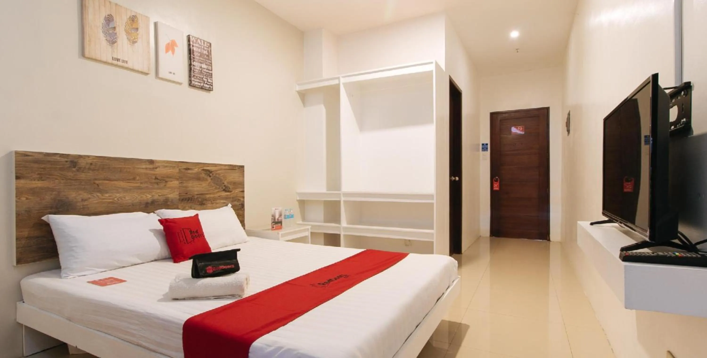 Bedroom, Bed in RedDoorz @ Golite Washington