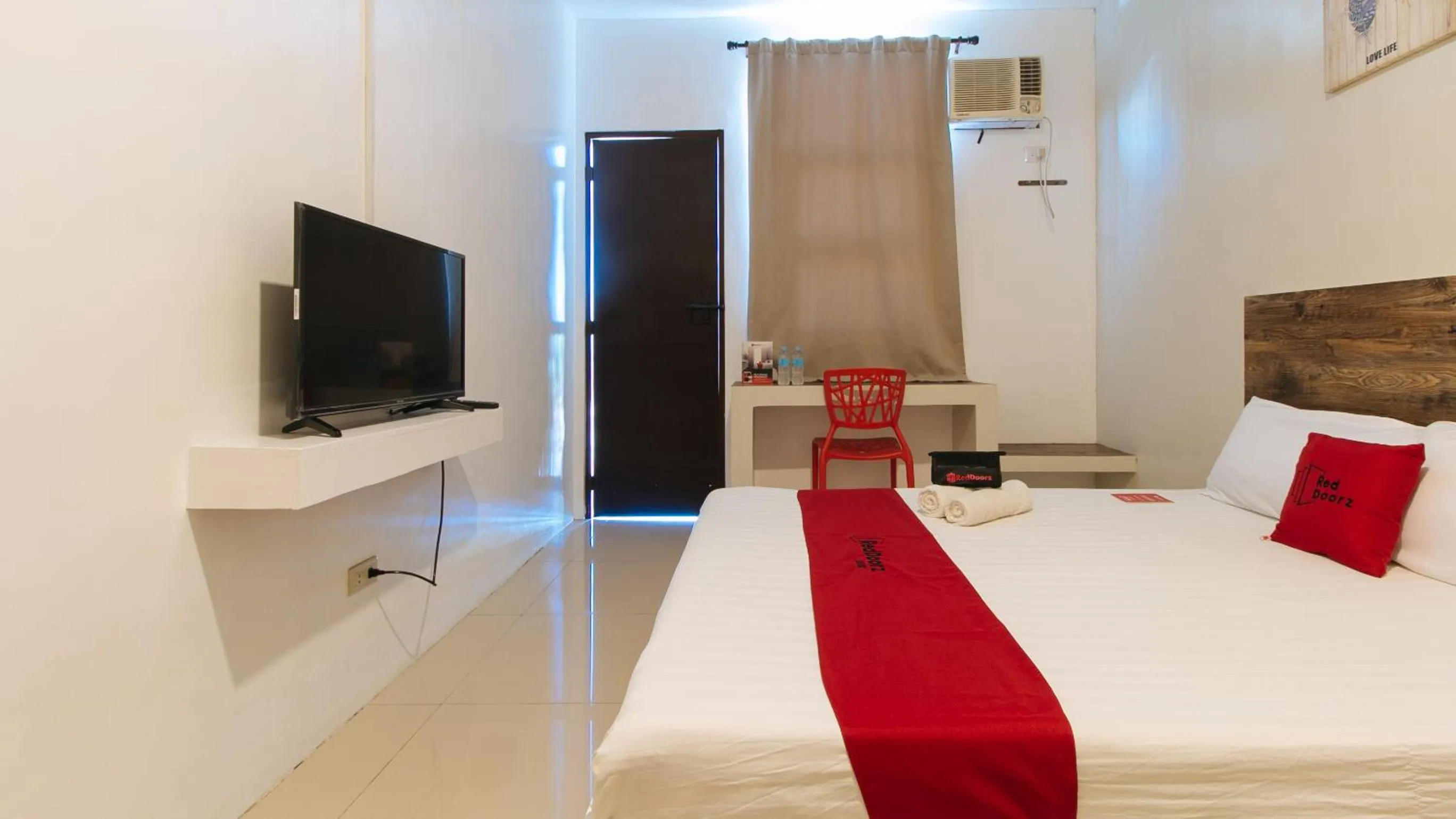 TV and multimedia, Bed in RedDoorz @ Golite Washington