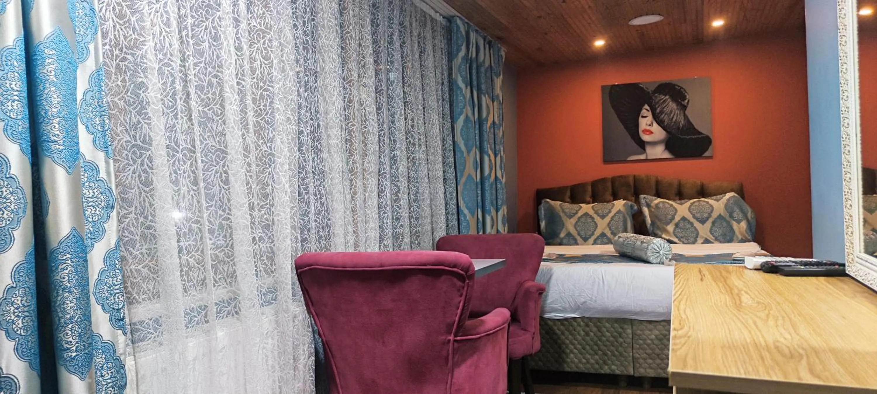 Living room, Bed in Mitra Downtown Hotel