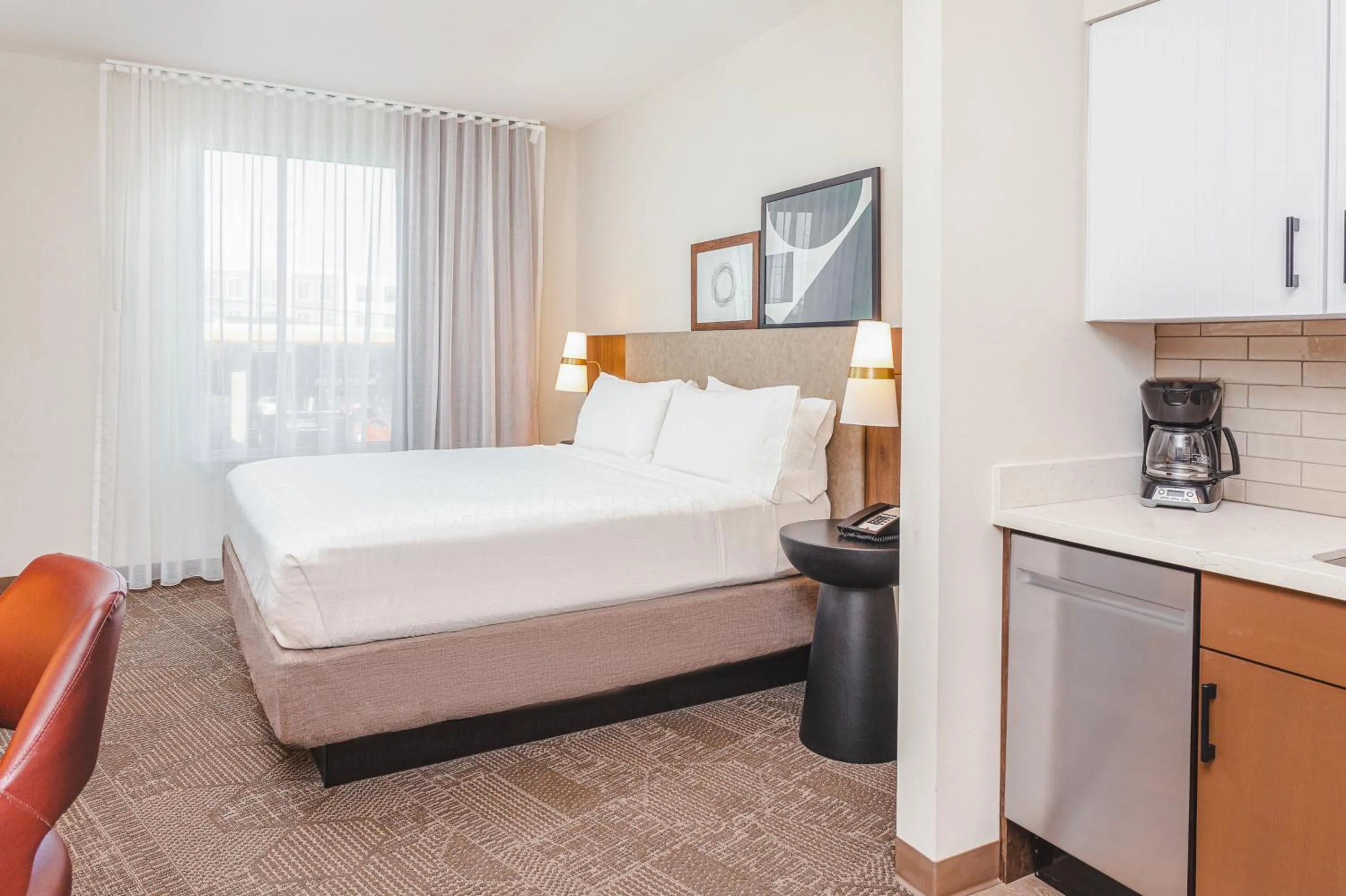 Photo of the whole room, Bed in Staybridge Suites - Nashville - Vanderbilt by IHG