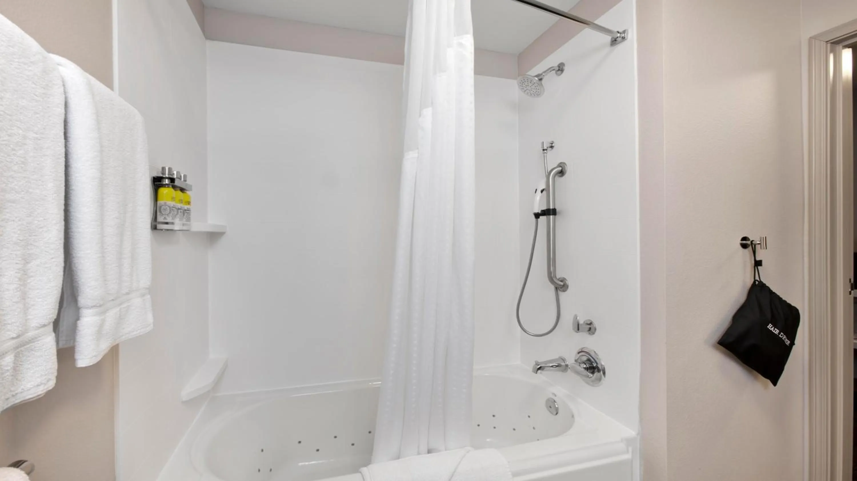 Bathroom in Holiday Inn Express and Suites Green River