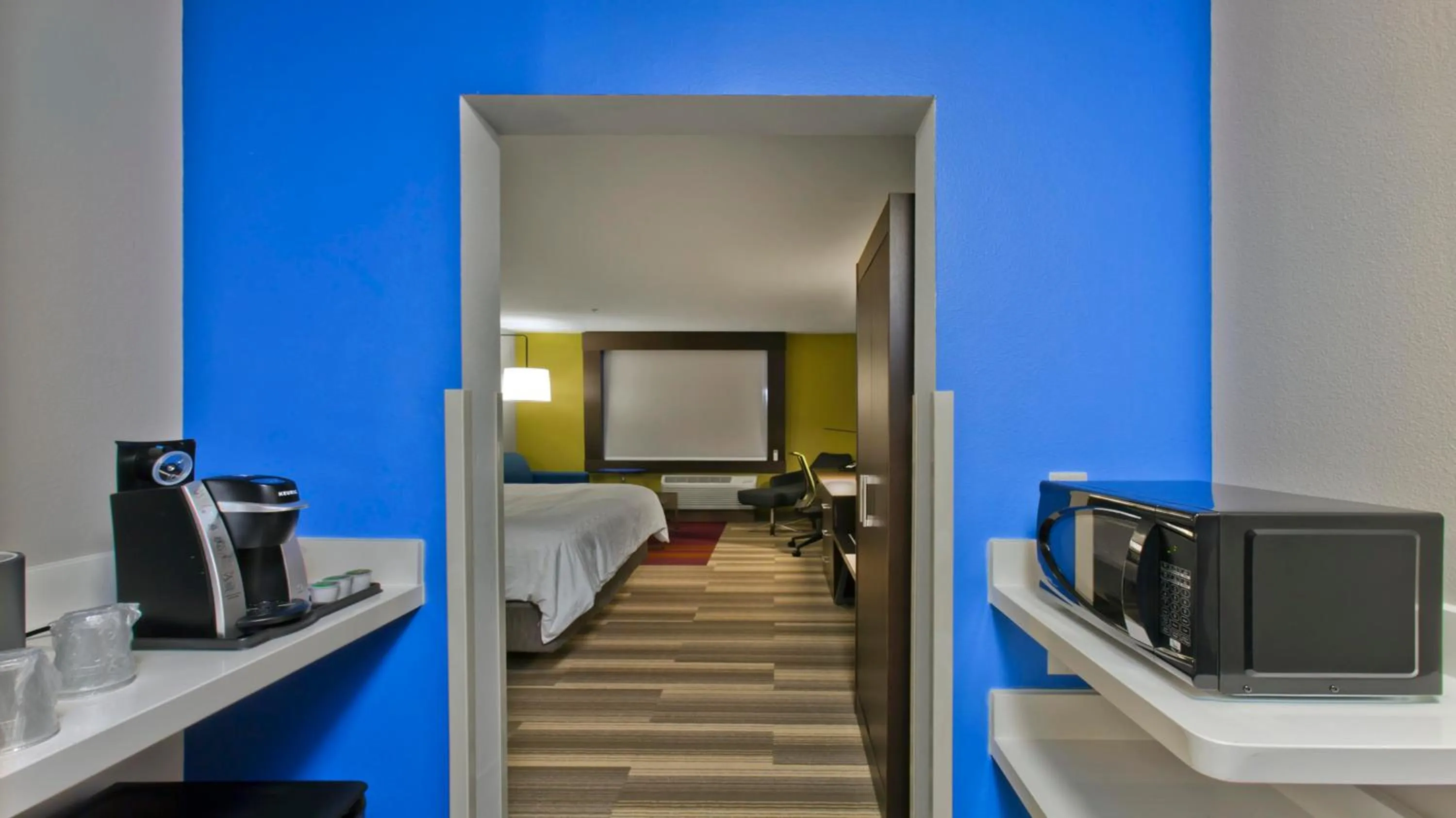 Photo of the whole room, Kitchen/Kitchenette in Holiday Inn Express and Suites Green River