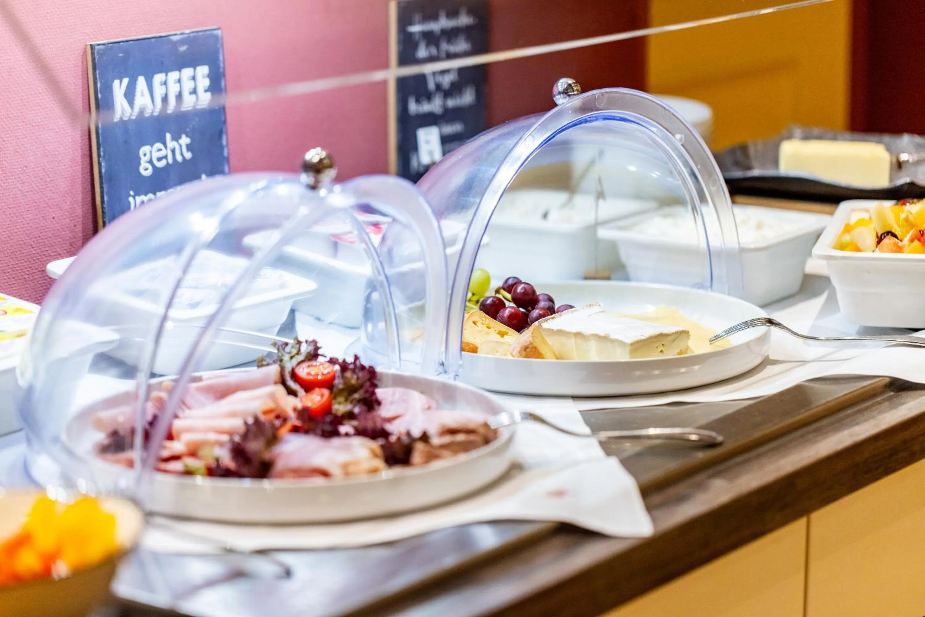 Buffet breakfast in Maingau Hotel