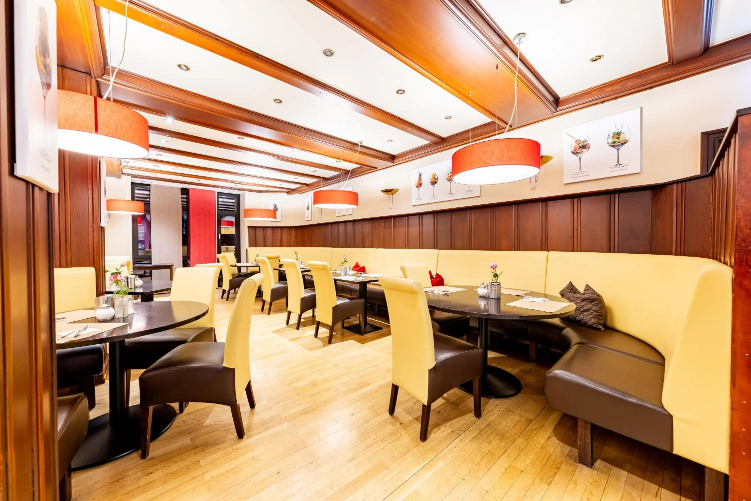 Restaurant/places to eat in Maingau Hotel