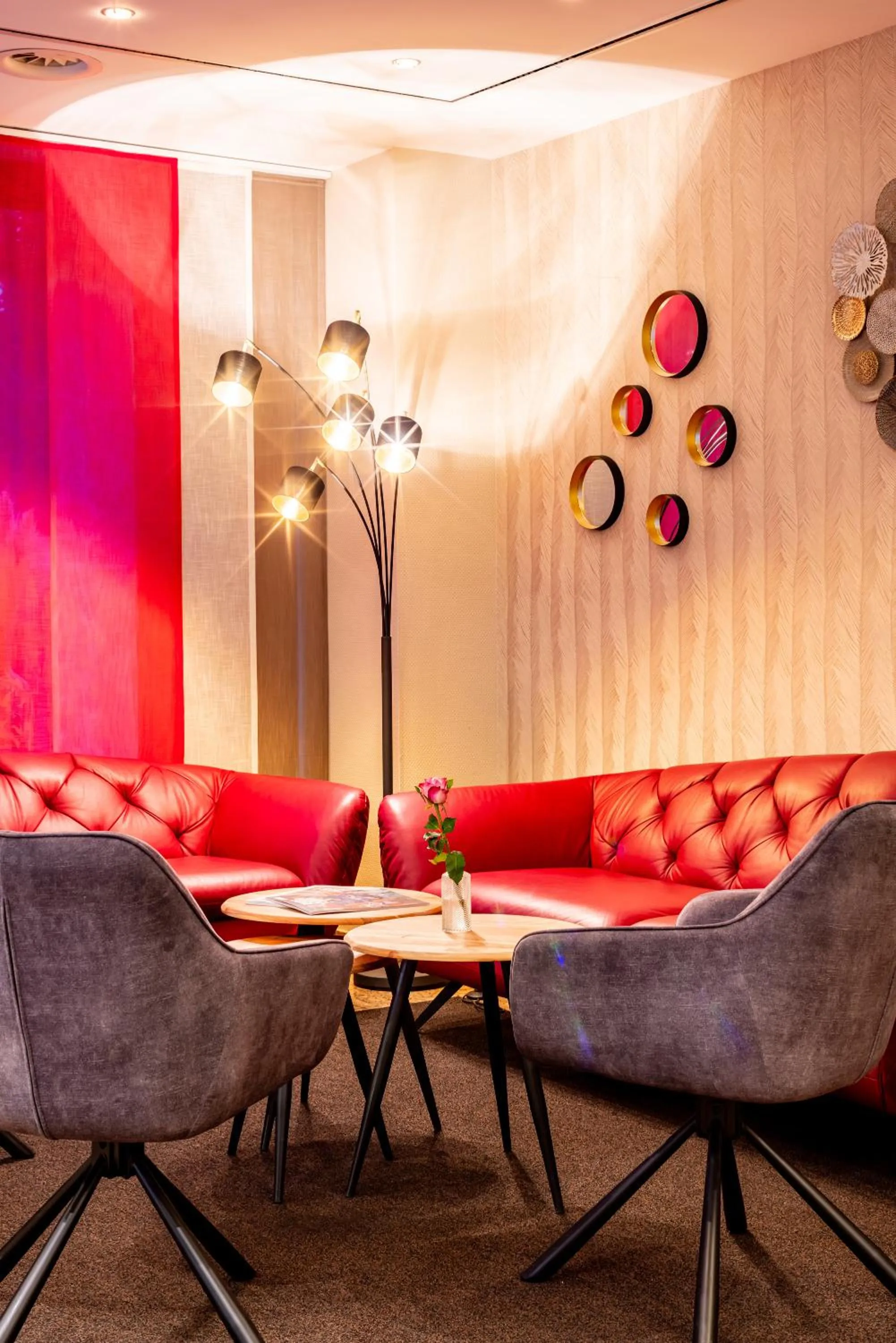 Communal lounge/ TV room in Maingau Hotel