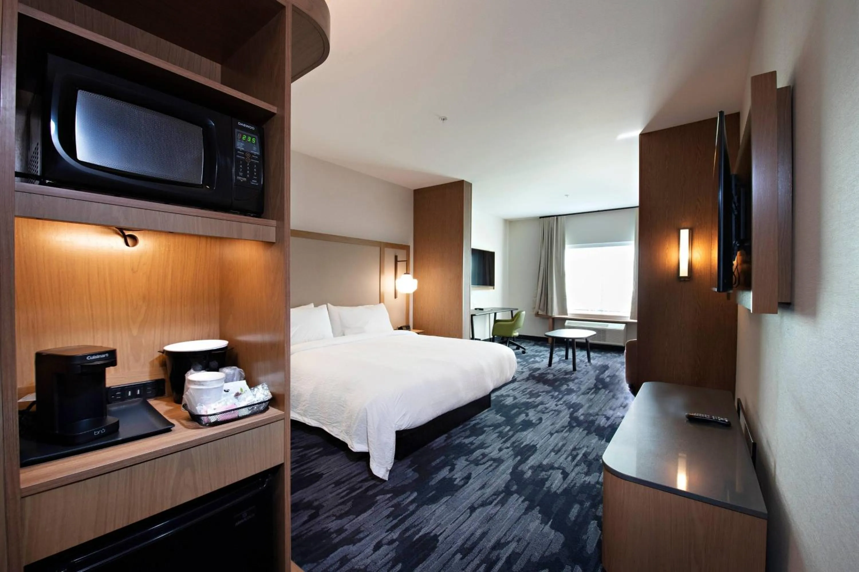 Photo of the whole room, Bed in Fairfield Inn & Suites by Marriott Dayton North