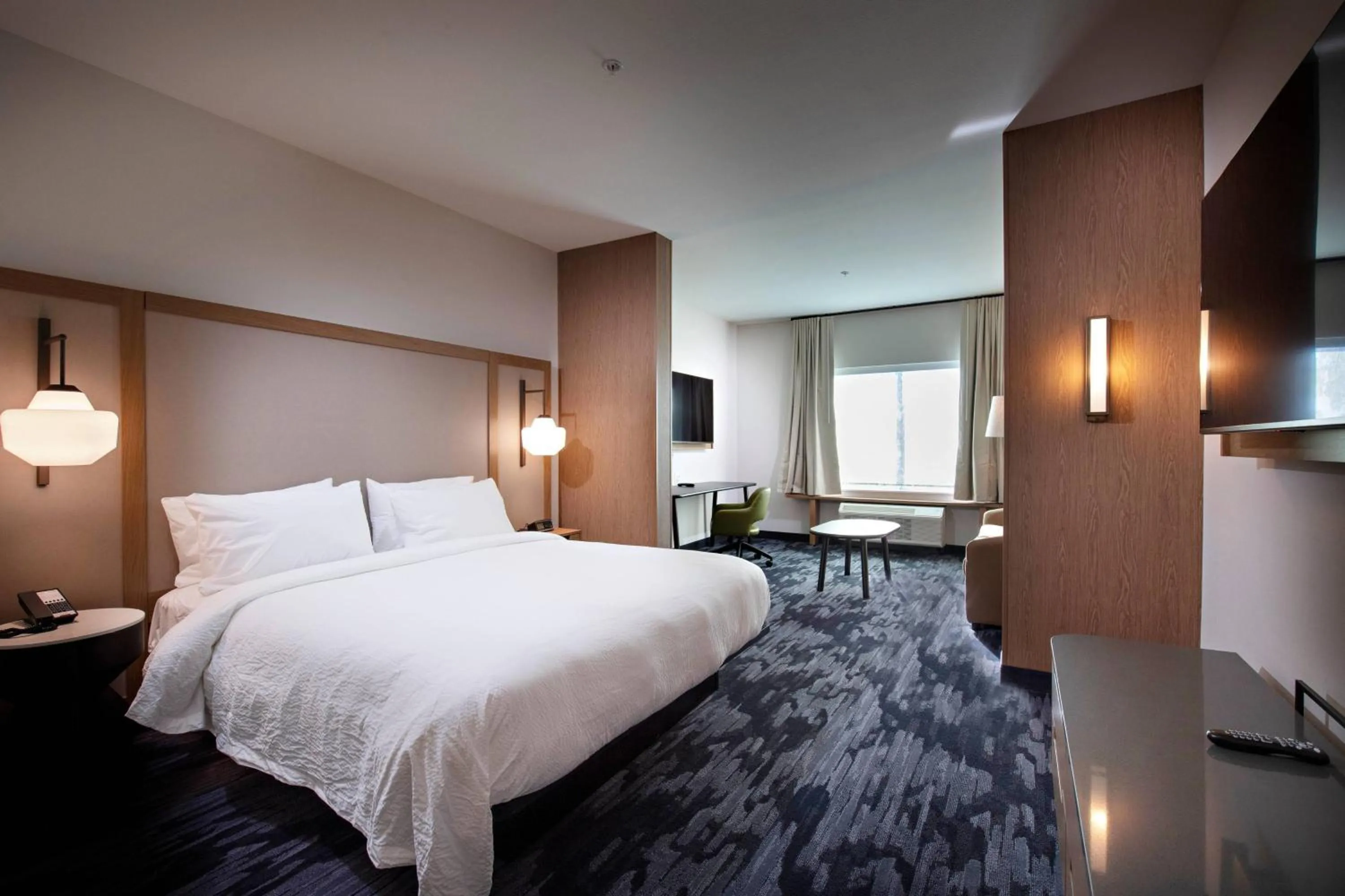 Photo of the whole room, Bed in Fairfield Inn & Suites by Marriott Dayton North