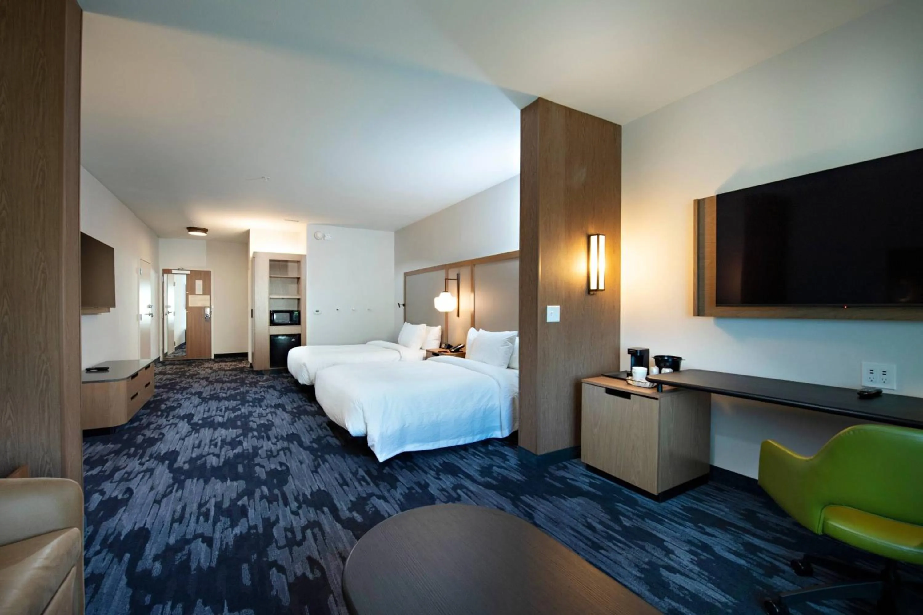Living room, Bed in Fairfield Inn & Suites by Marriott Dayton North