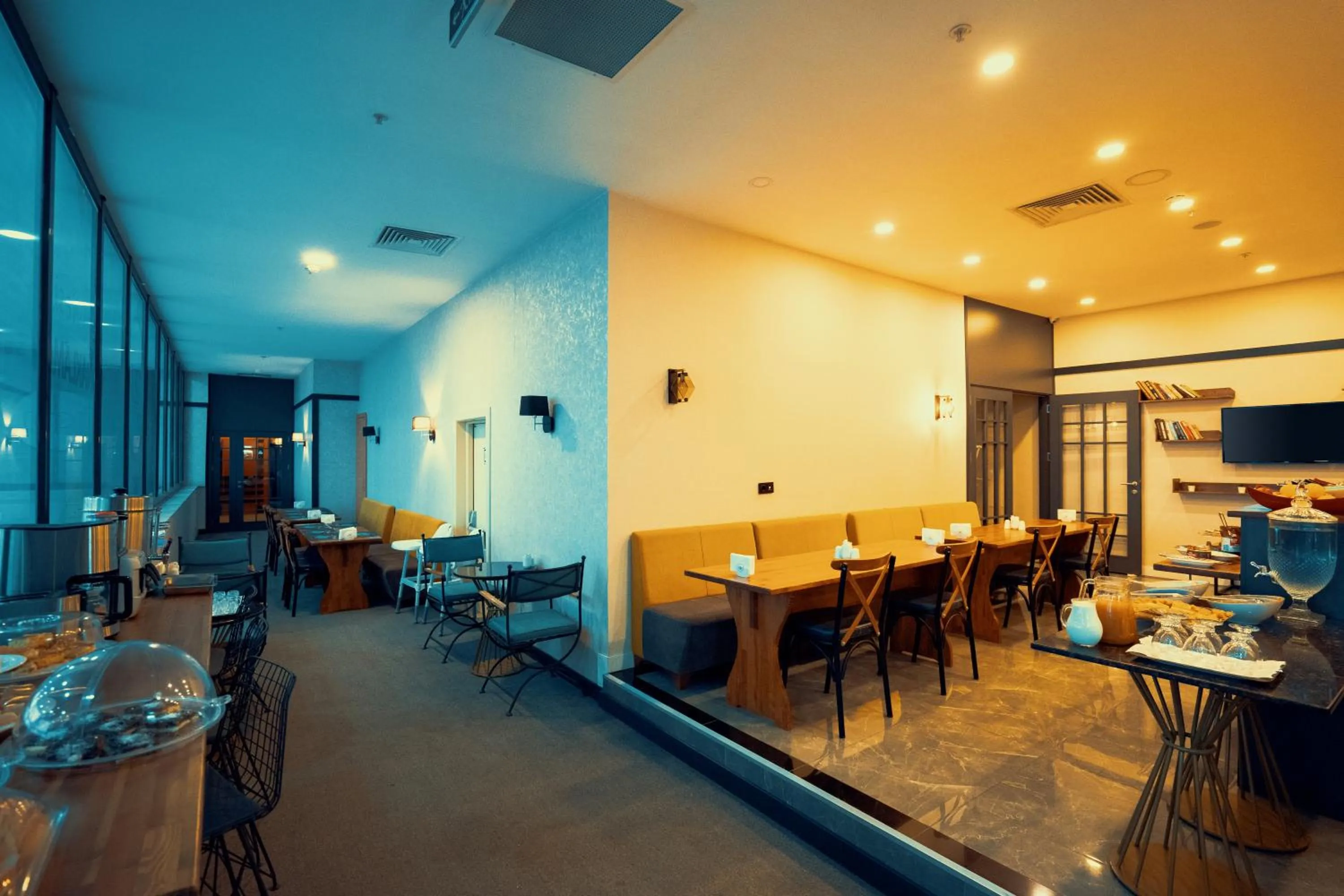 Restaurant/places to eat in Roof 264 Hotel & Suites