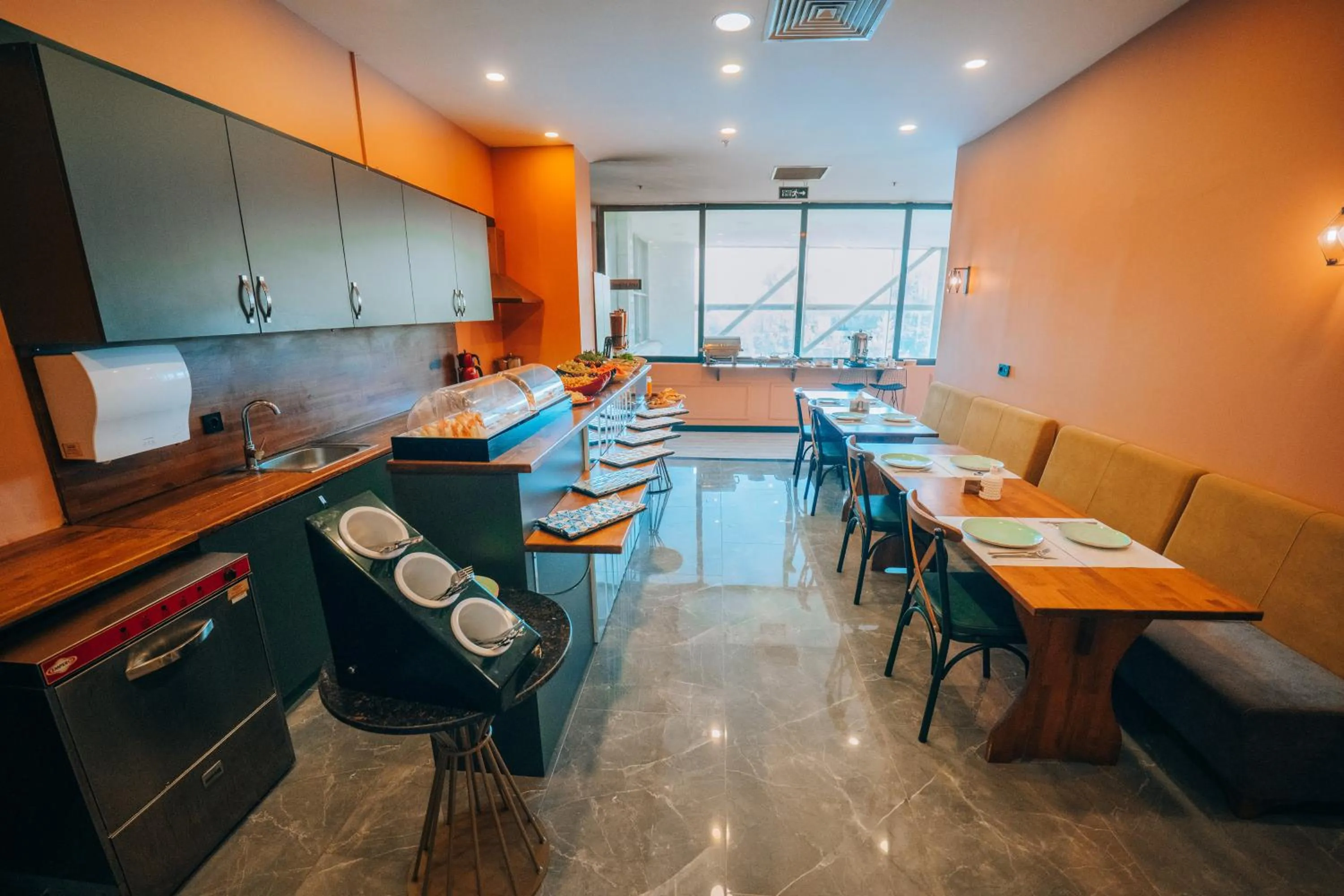 Restaurant/places to eat in Roof 264 Hotel & Suites