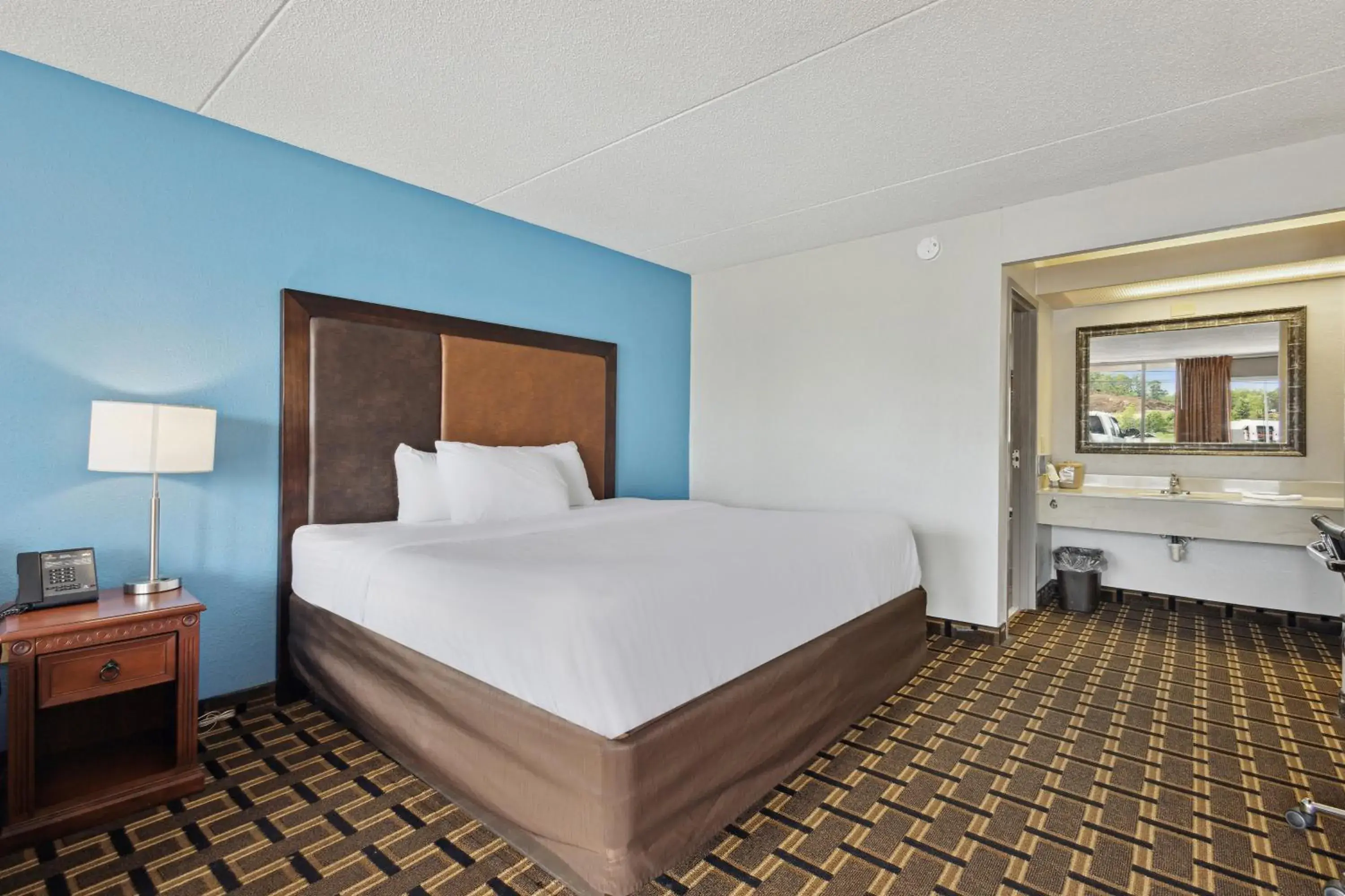 King Bed Non-Smoking in Relax inn by OYO Greeneville Near Hwy US-321 King Bed Non-Smoking in Relax inn by OYO Greeneville Near Hwy US-321