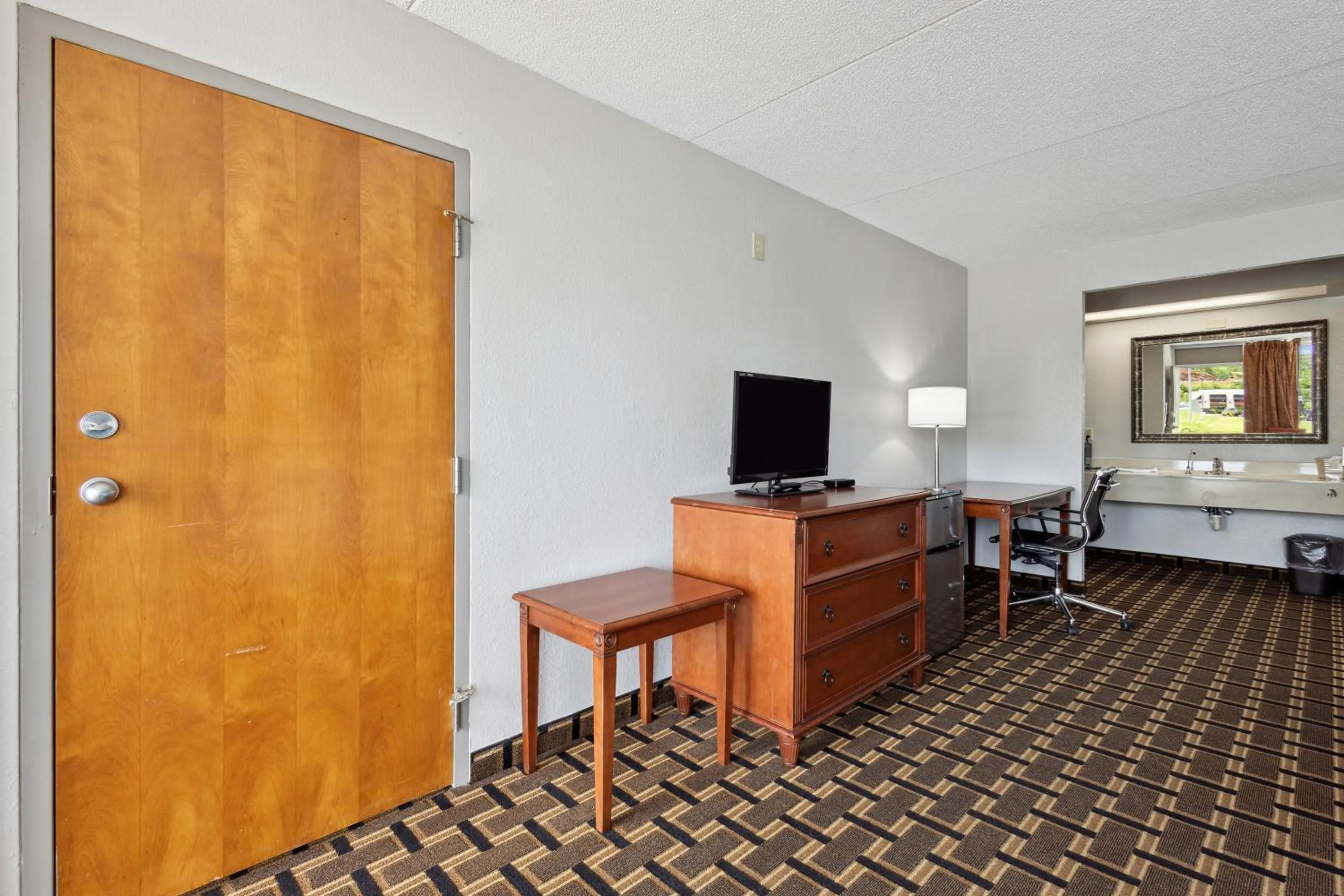 Bedroom in Relax inn by OYO Greeneville Near Hwy US-321