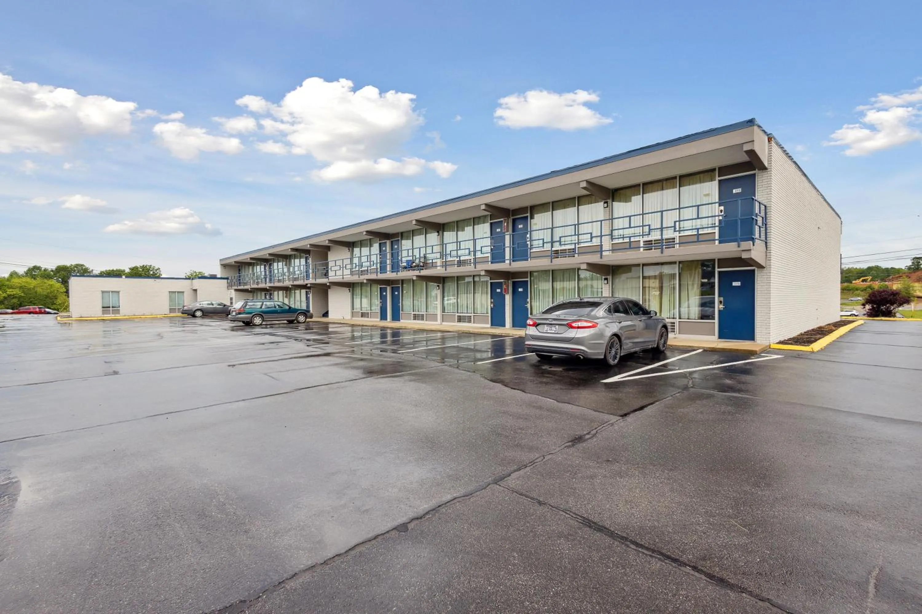 Parking in Relax inn by OYO Greeneville Near Hwy US-321