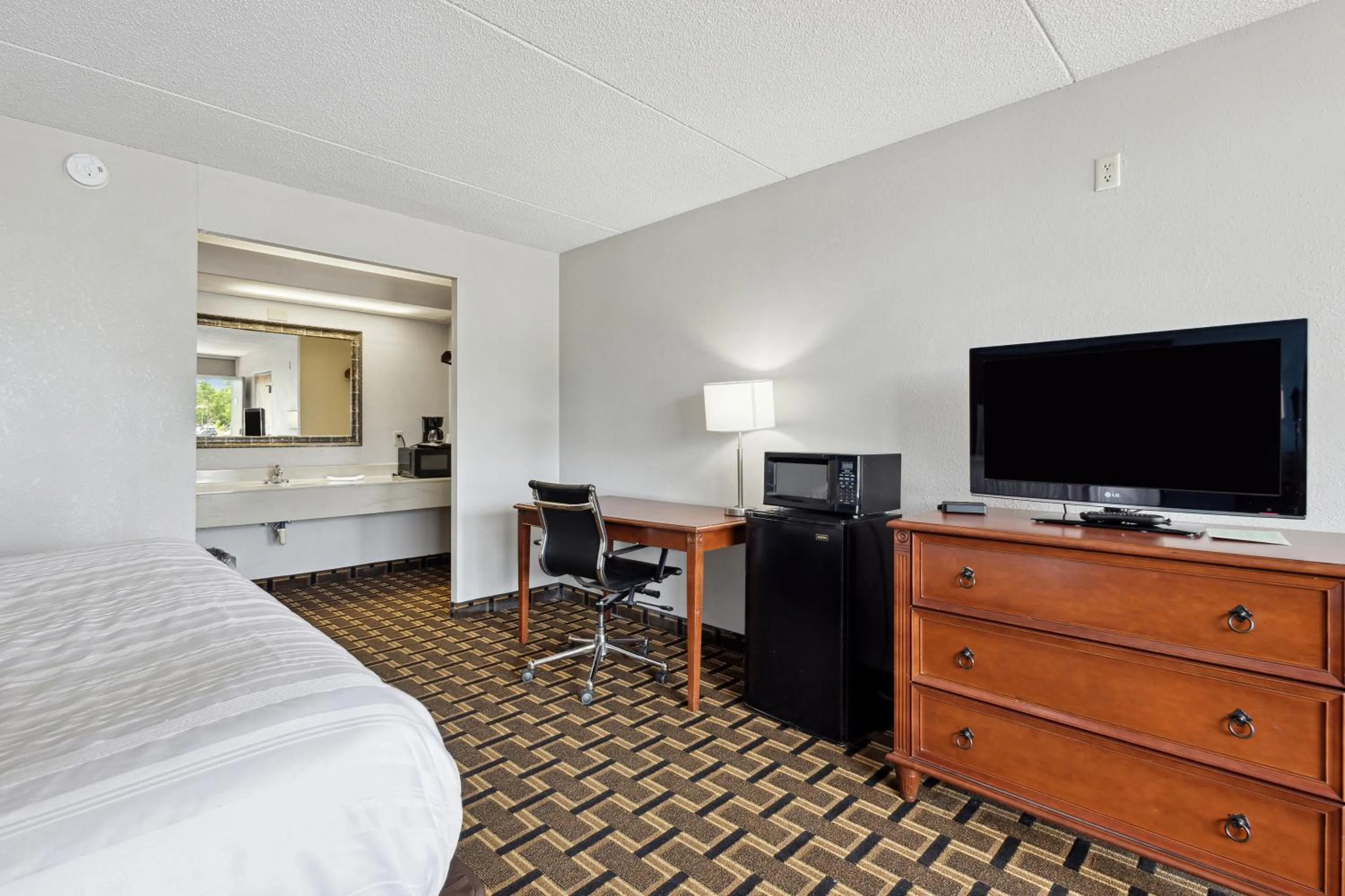 Bedroom, Bed in Relax inn by OYO Greeneville Near Hwy US-321