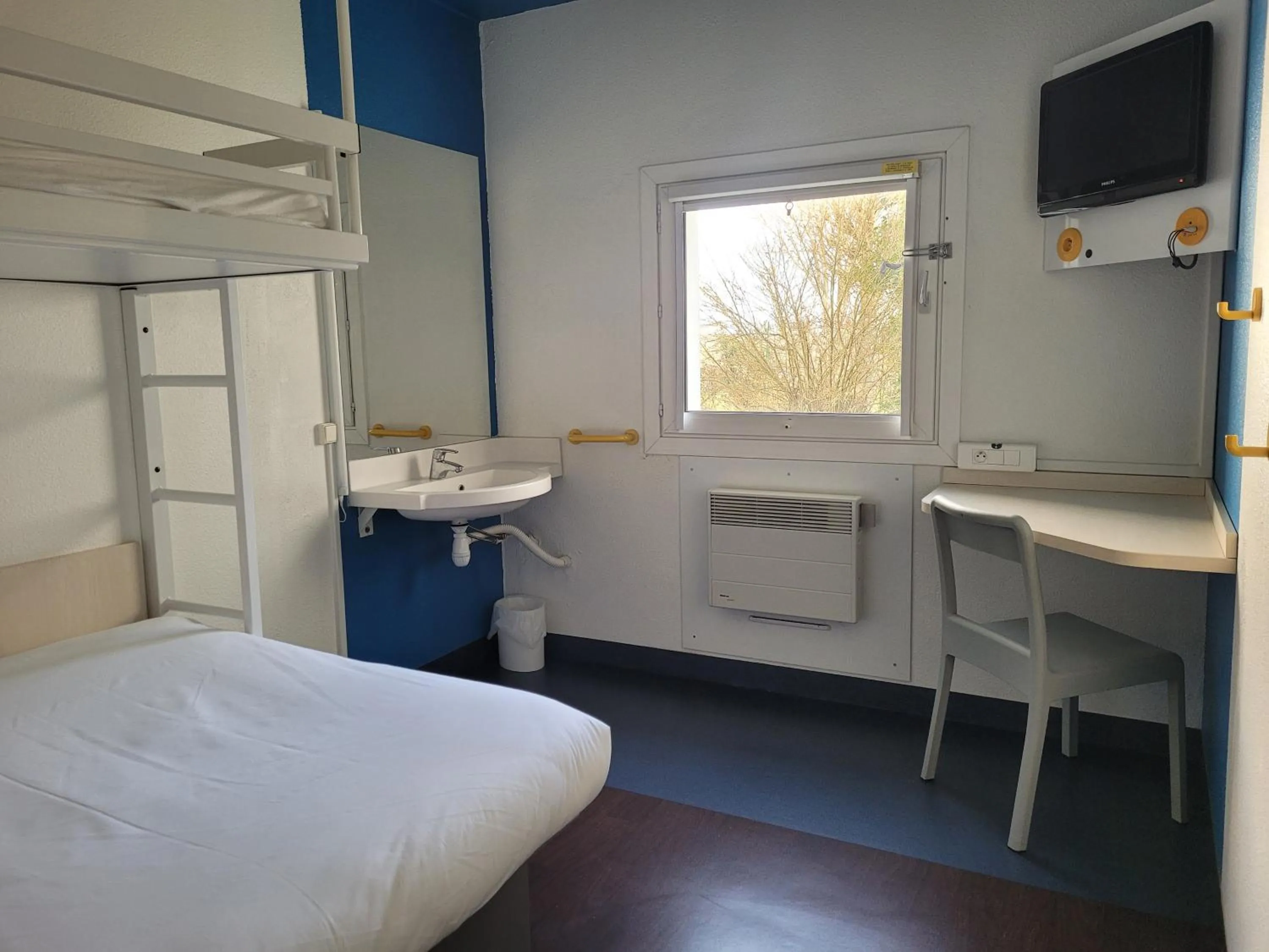 Bed in TIP HOTEL CAMBRAI ex HOTEL F1