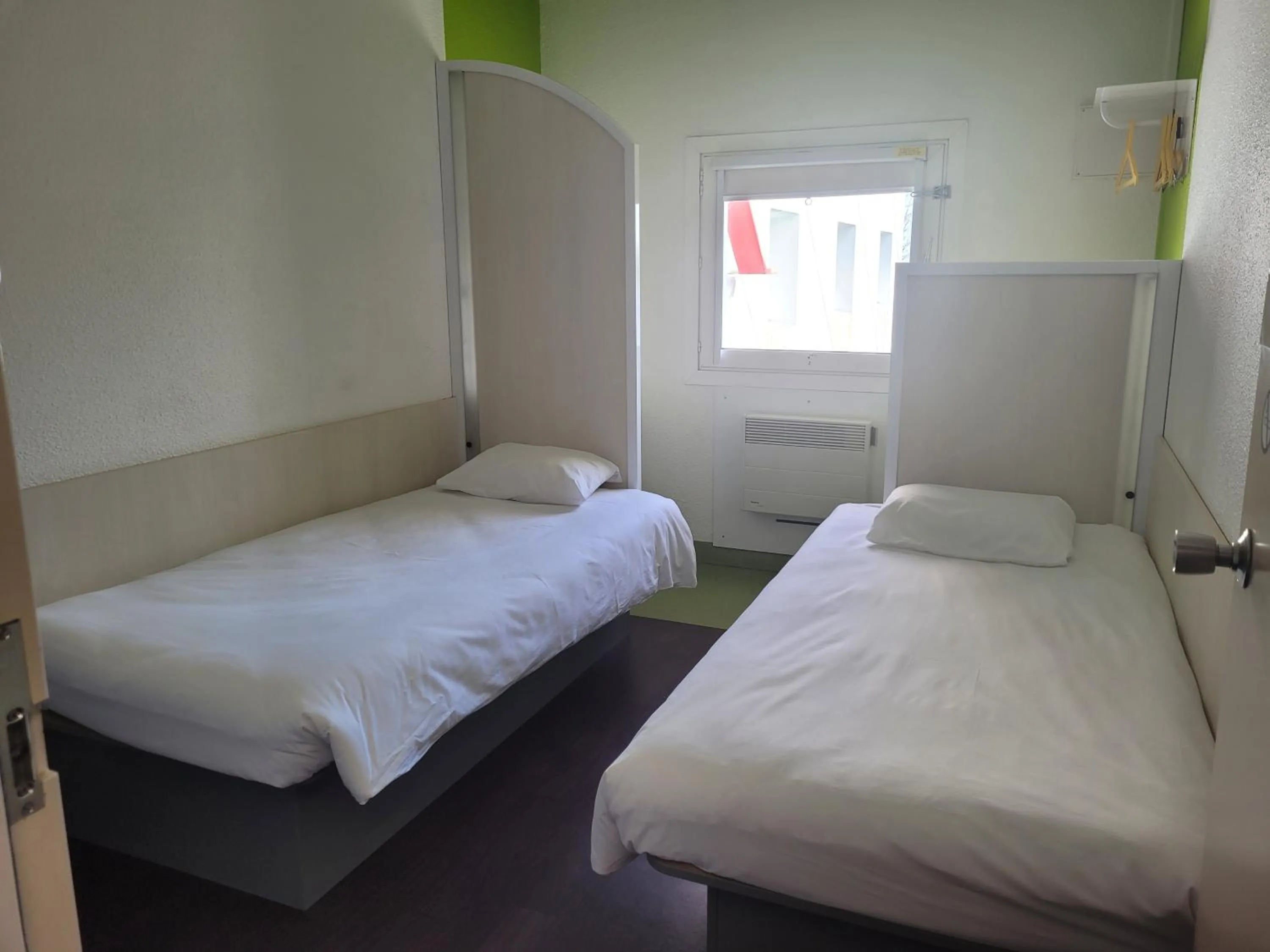 Bed in TIP HOTEL CAMBRAI ex HOTEL F1