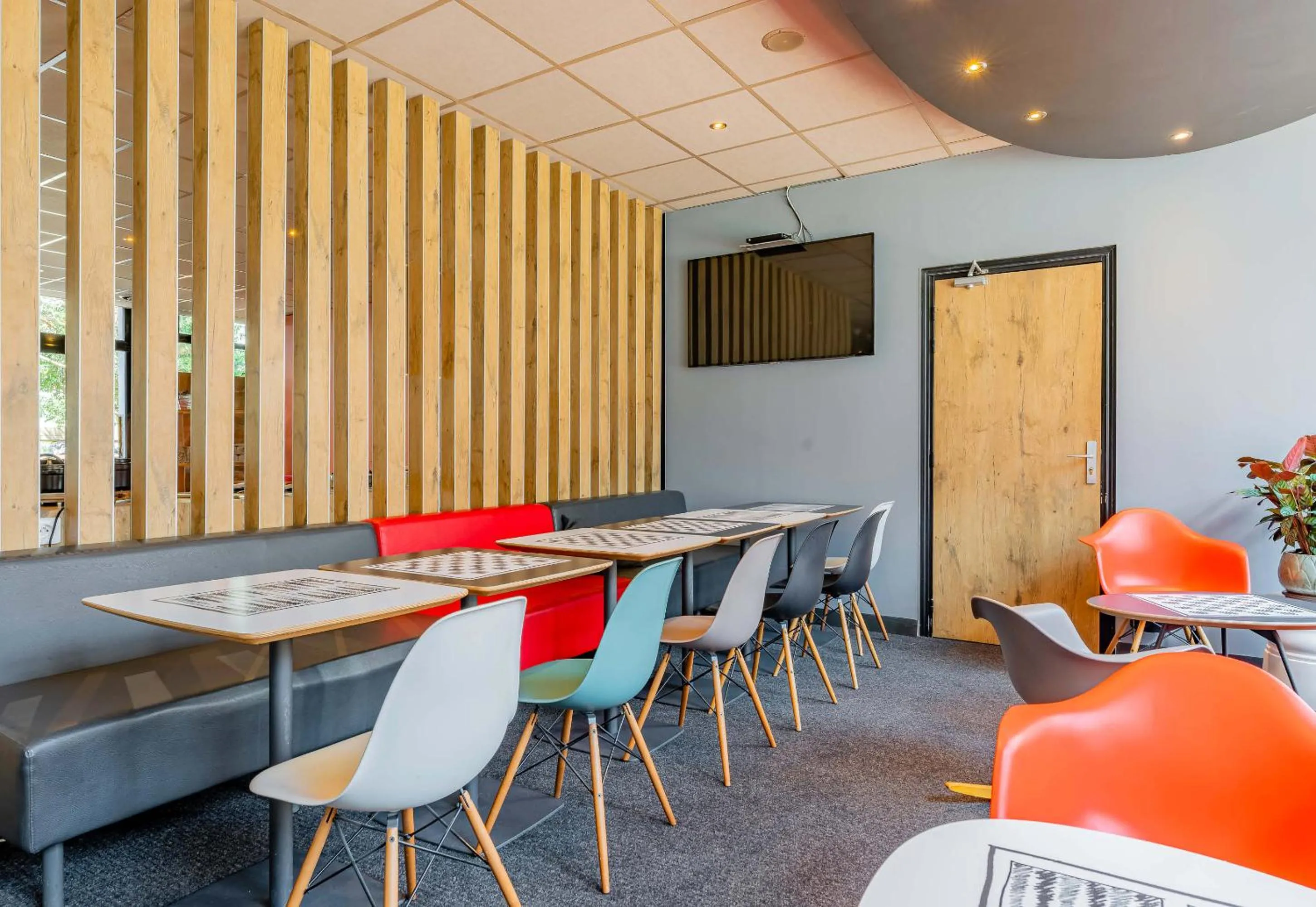 Restaurant/places to eat in B&B HOTEL Arras Centre Les Places