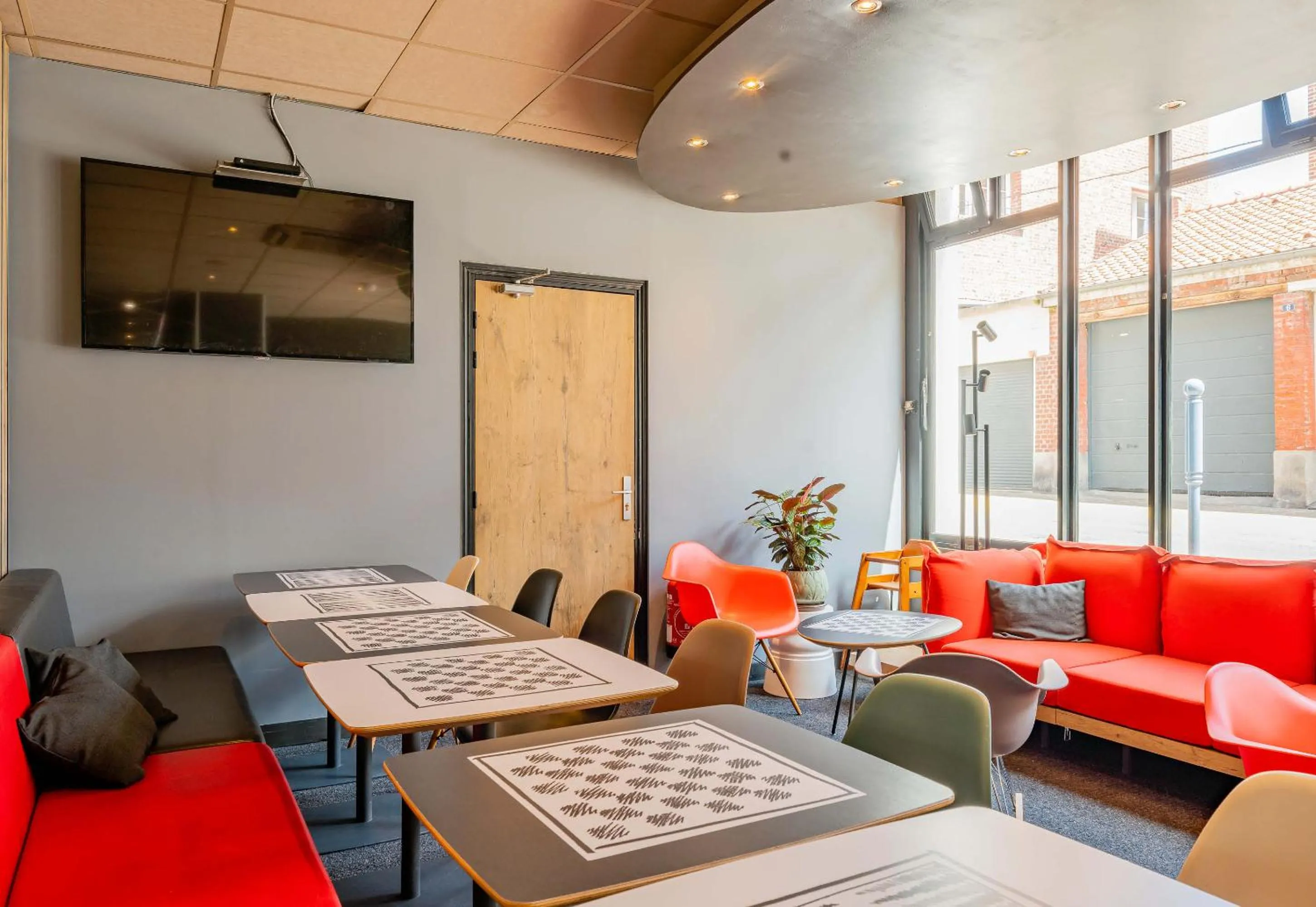 Restaurant/places to eat in B&B HOTEL Arras Centre Les Places