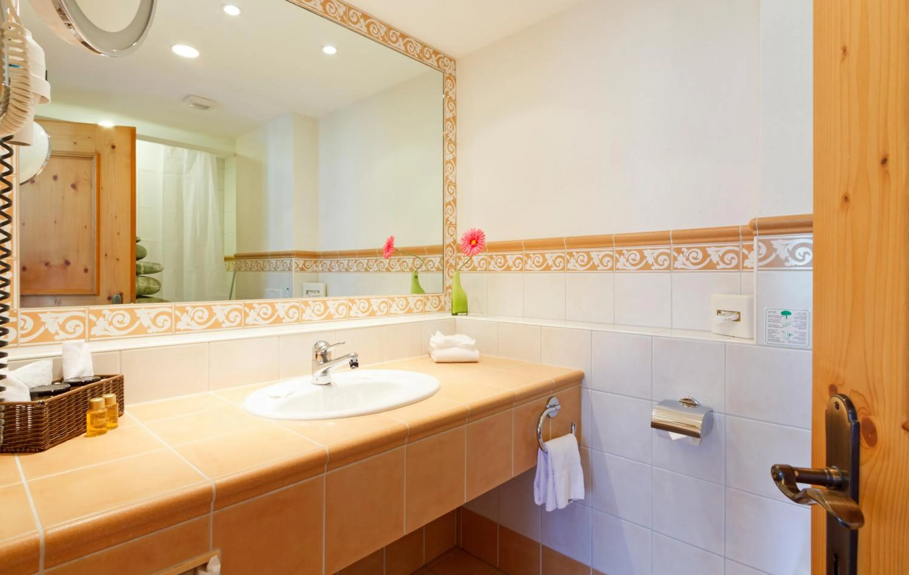 Bathroom in Derby Swiss Quality Hotel