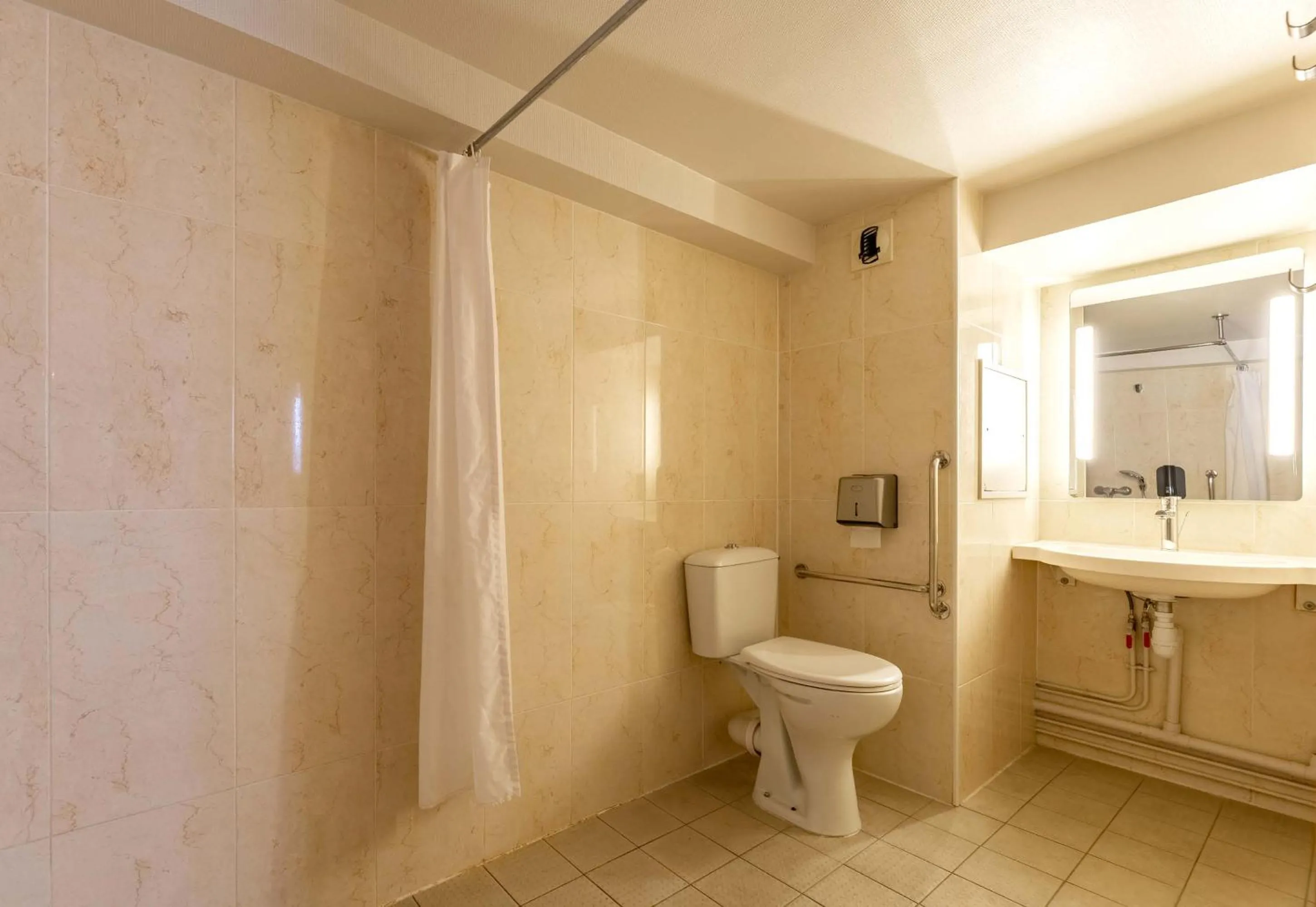 Bathroom in B&B HOTEL Dieppe