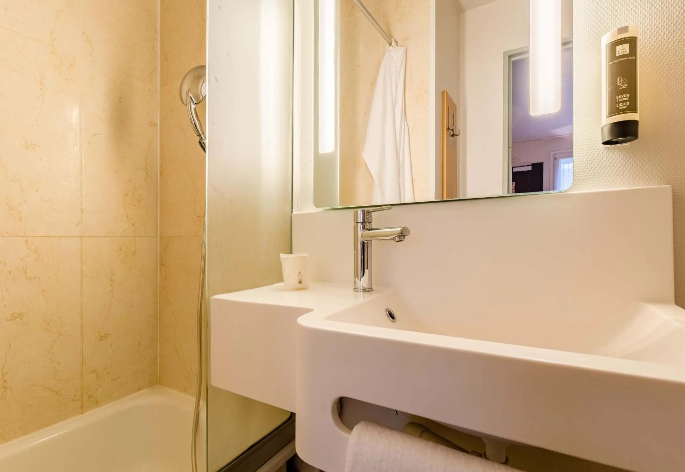 Bathroom in B&B HOTEL Dieppe