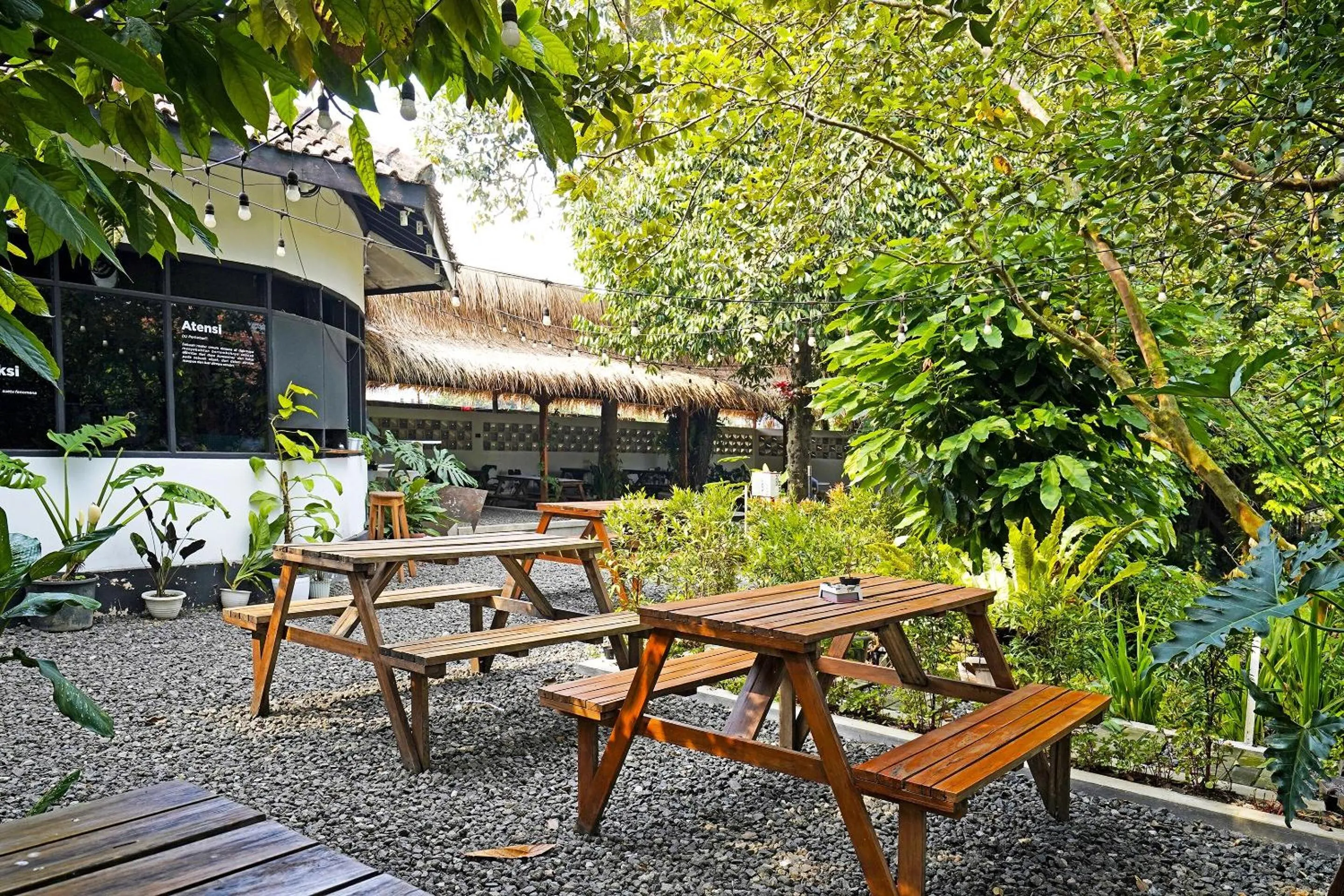 Restaurant/places to eat in Hotel O Garden Hostel