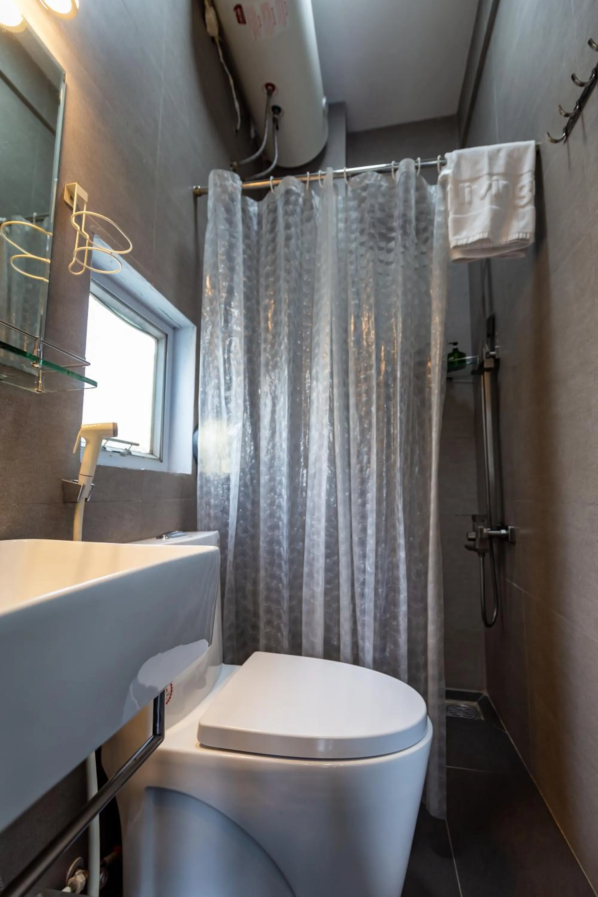 Shower in Cozy Riverview of Livinginn