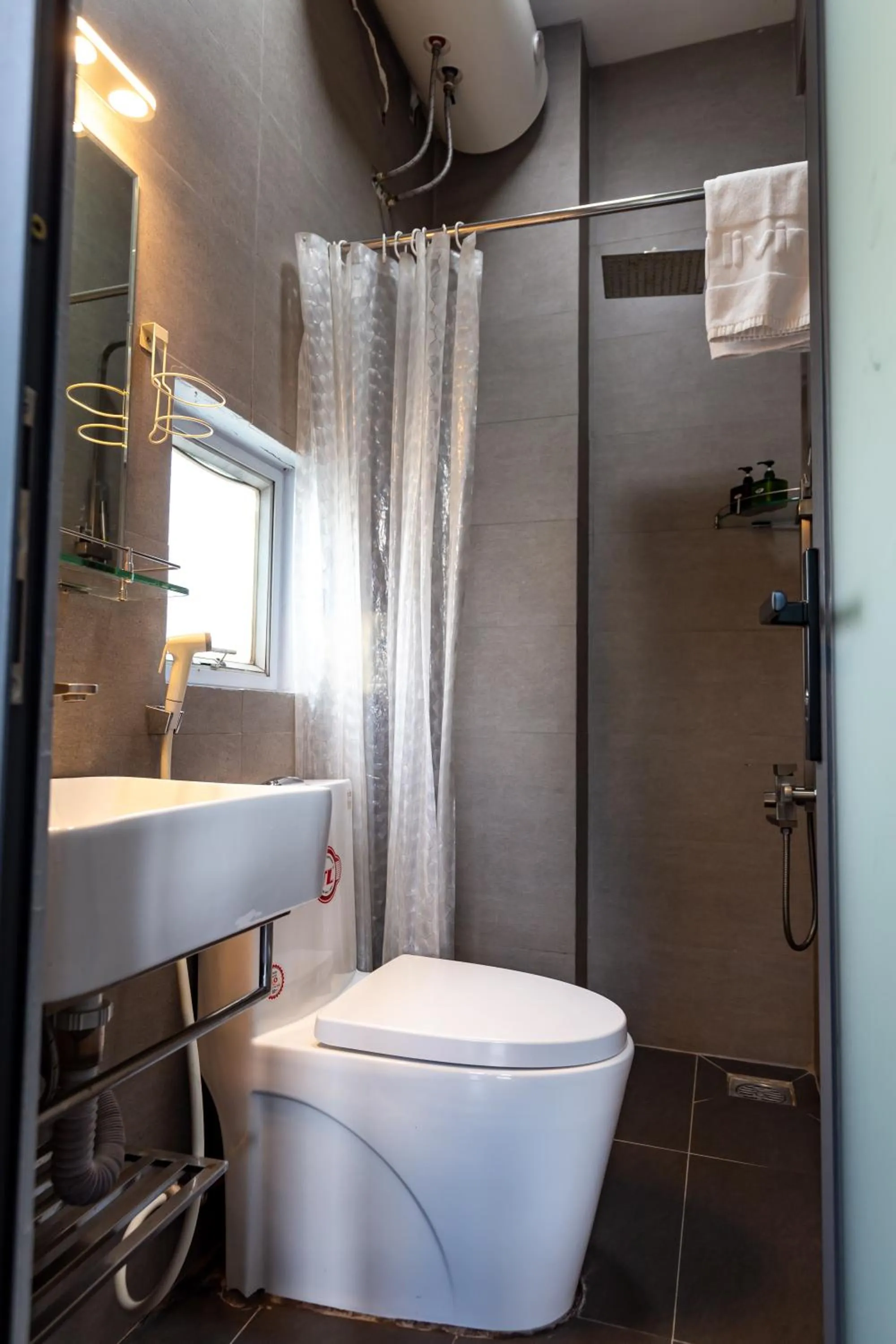 Shower in Cozy Riverview of Livinginn