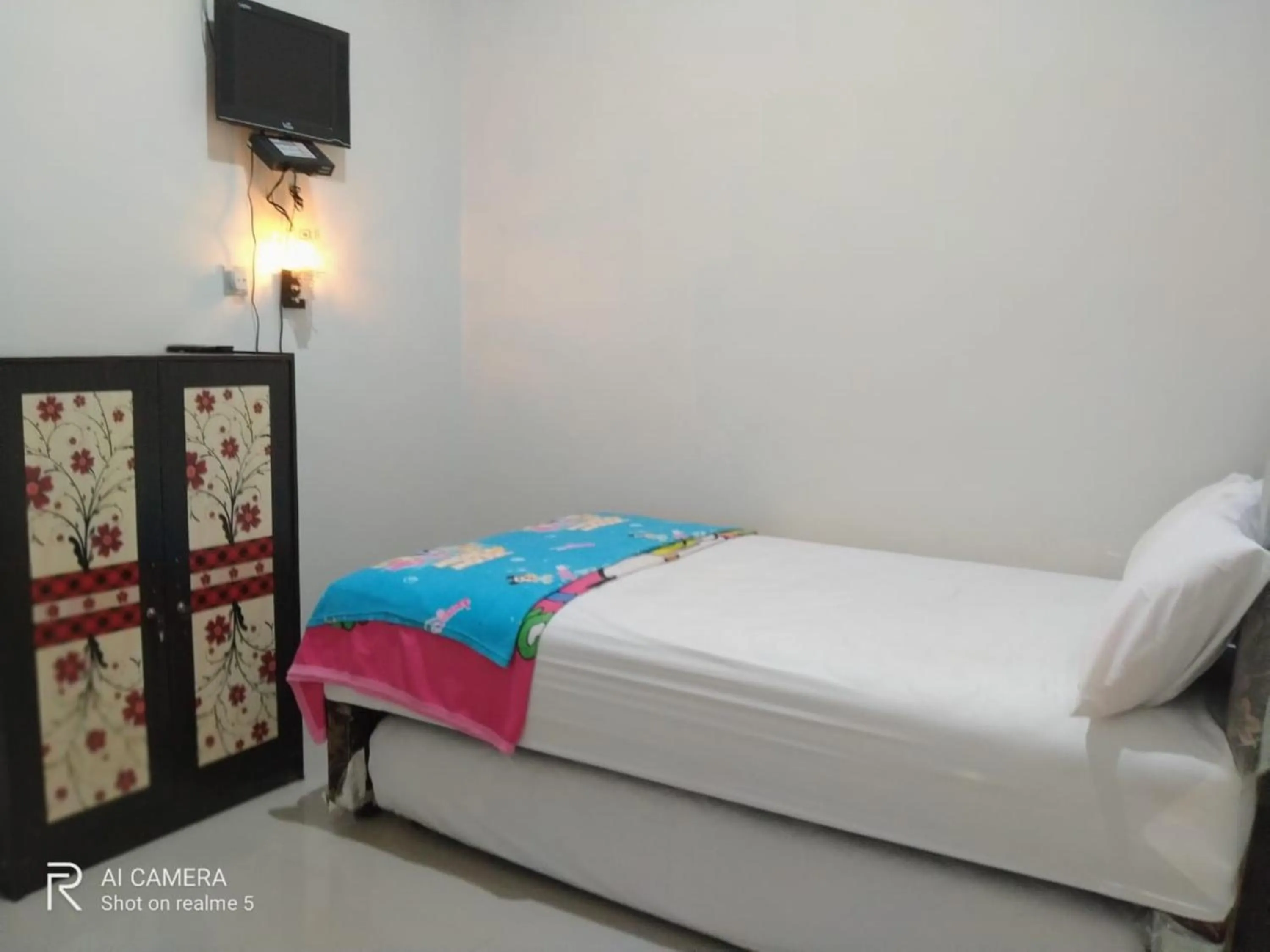 TV and multimedia, Bed in Wisma Maestro Toraja Mitra RedDoorz