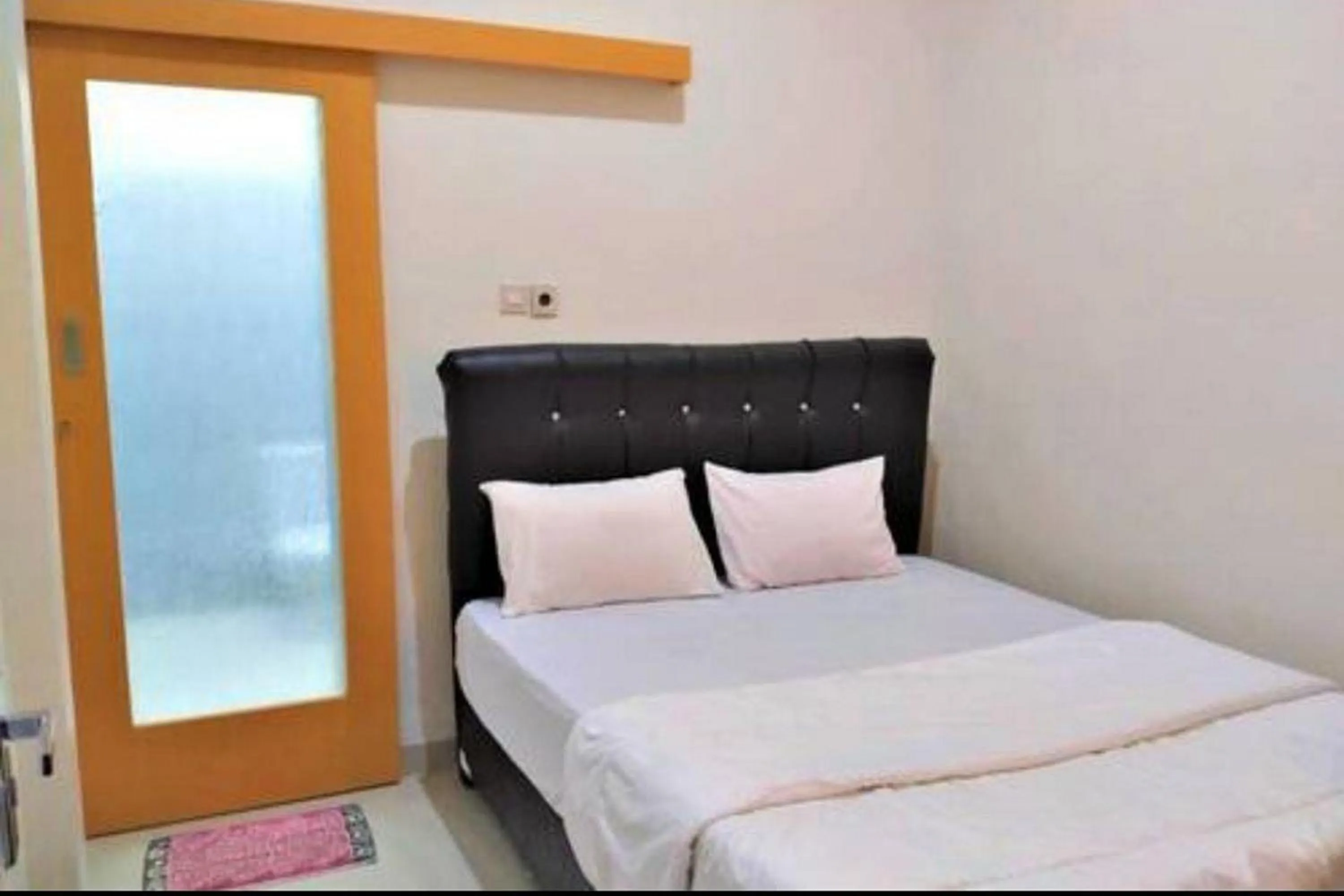 Bed in Wisma Maestro Toraja Mitra RedDoorz