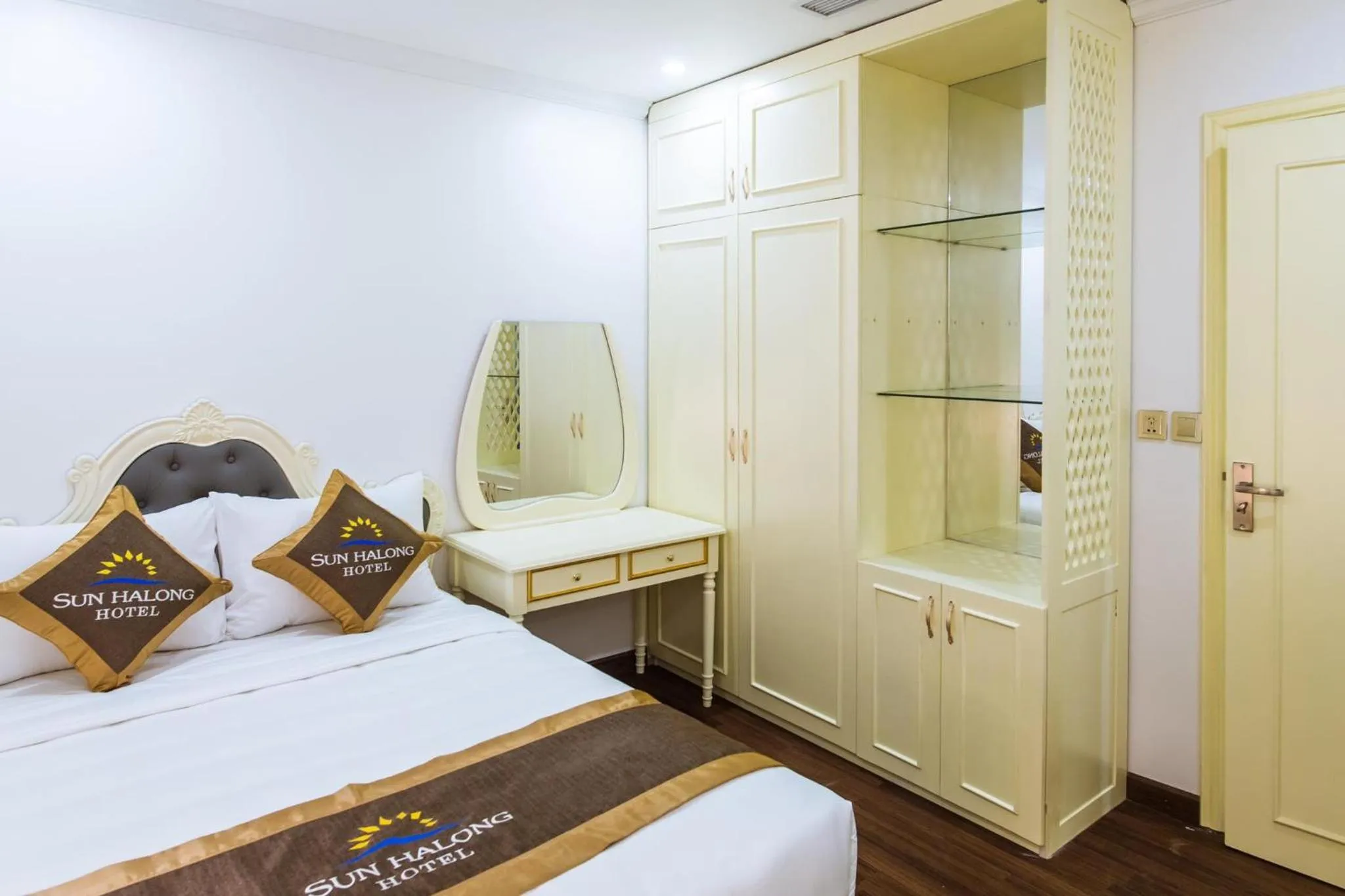 Bed in Sun Ha Long hotel