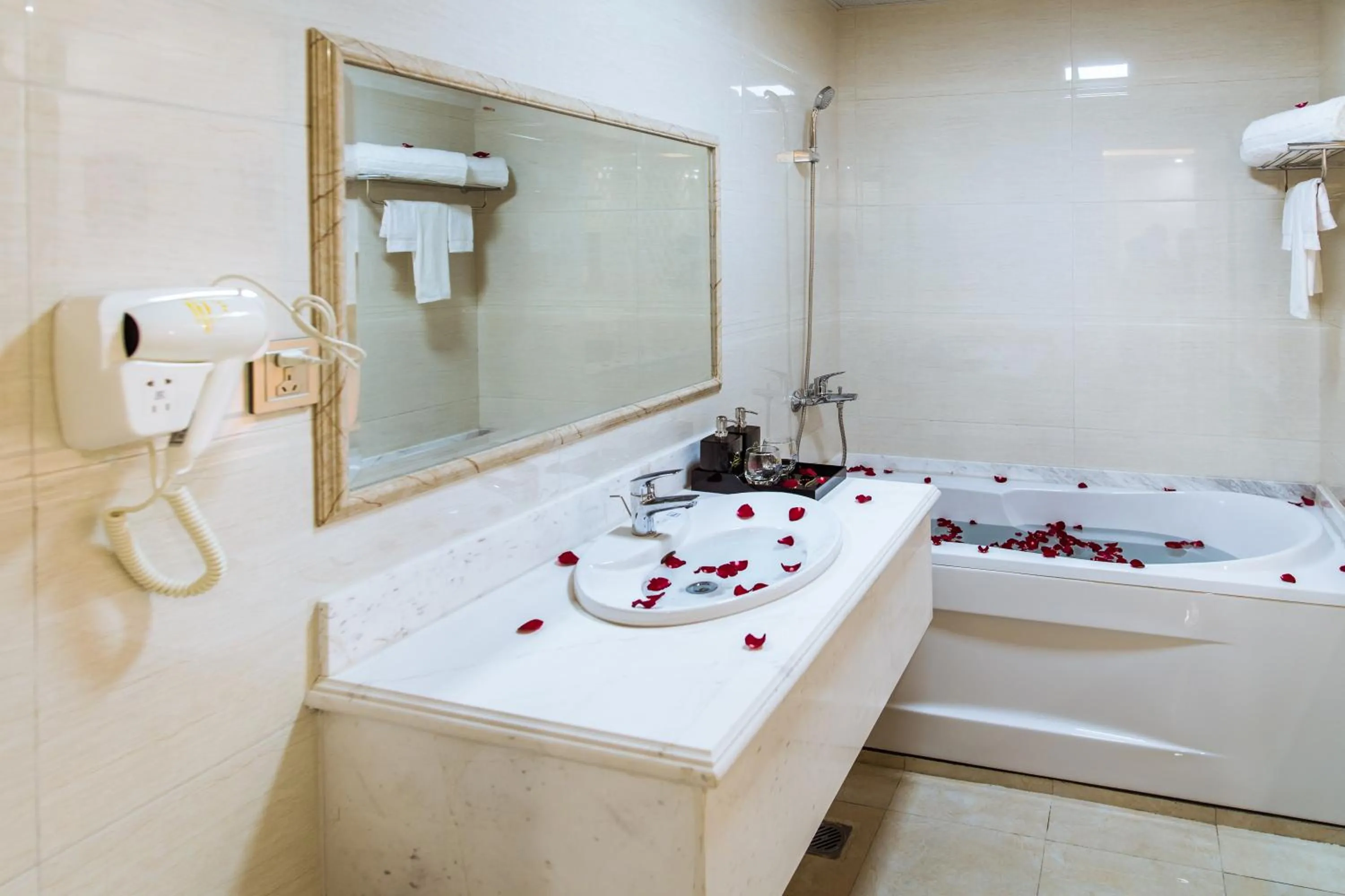 Bathroom in Sun Ha Long hotel