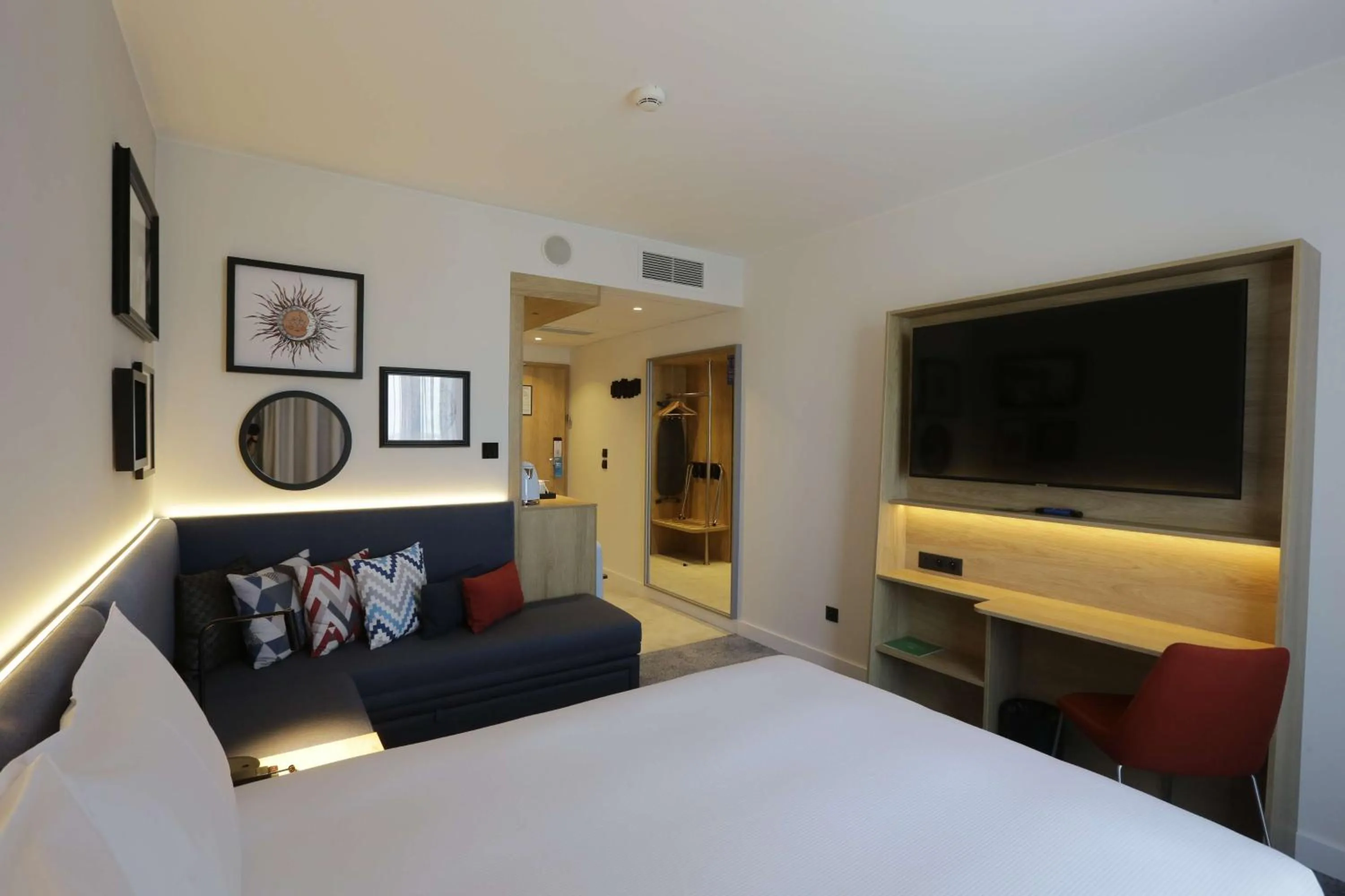 Living room, Bed in Hampton By Hilton Olsztyn
