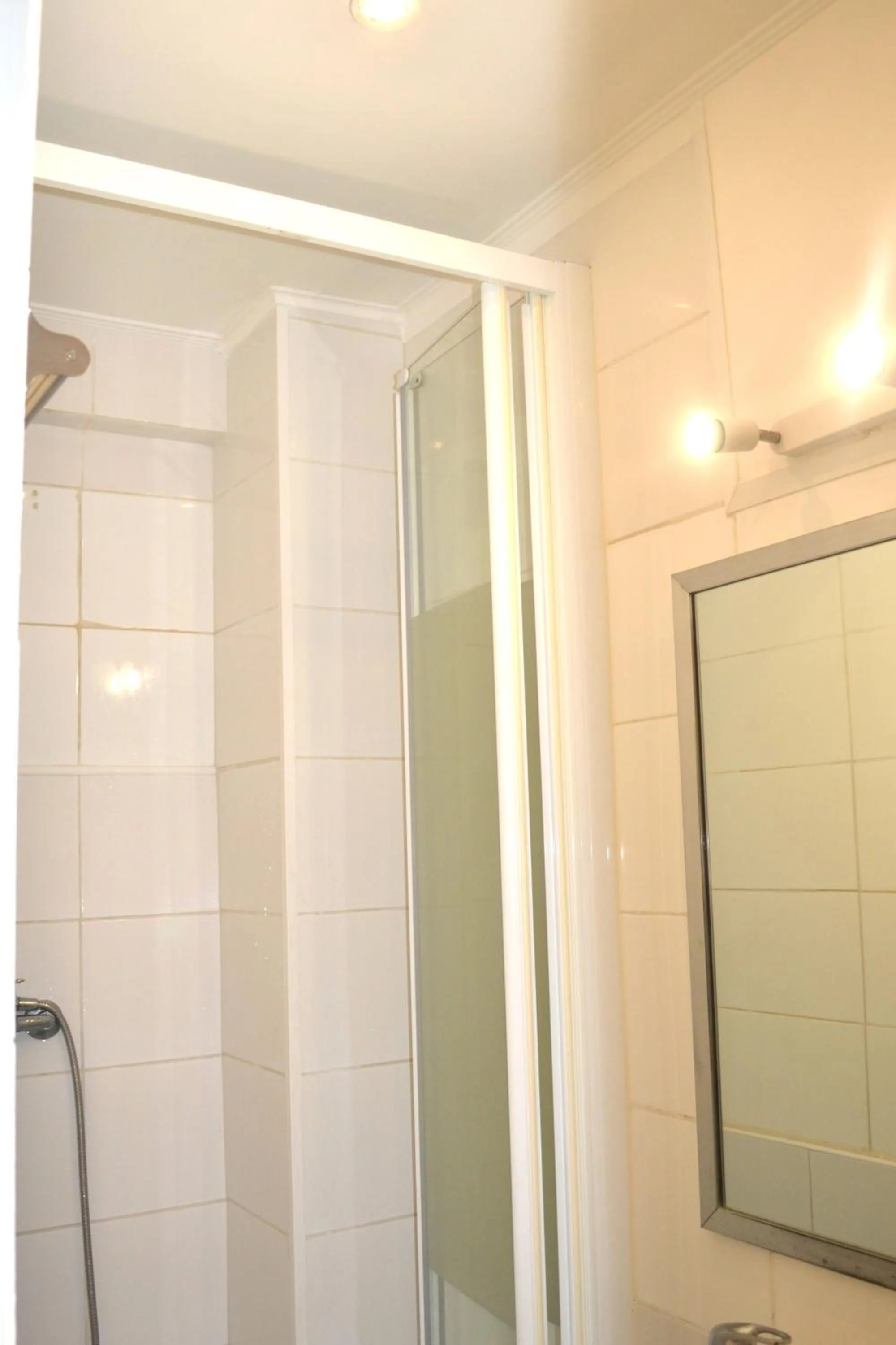 Shower in Hôtel Concorde - Centre ville de Nimes