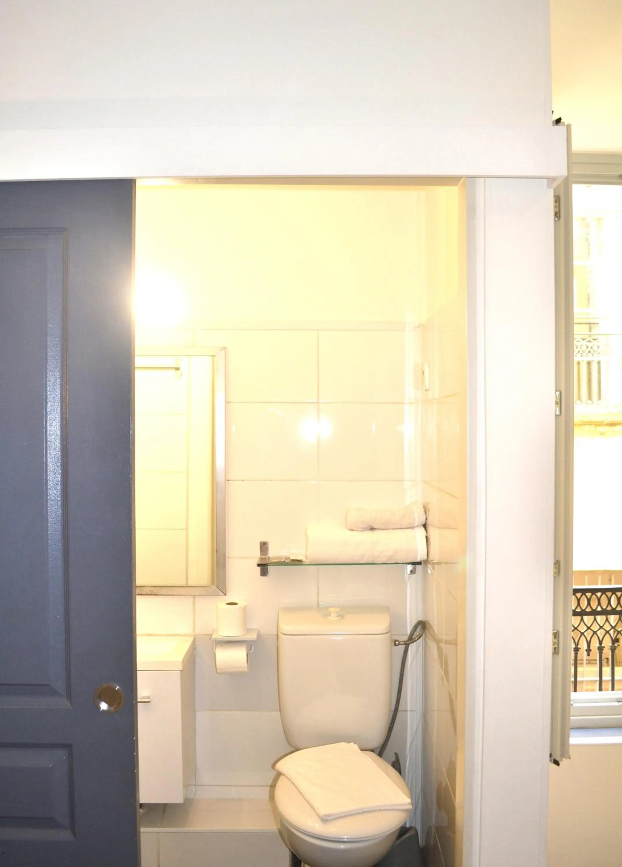 Toilet in Hôtel Concorde - Centre ville de Nimes