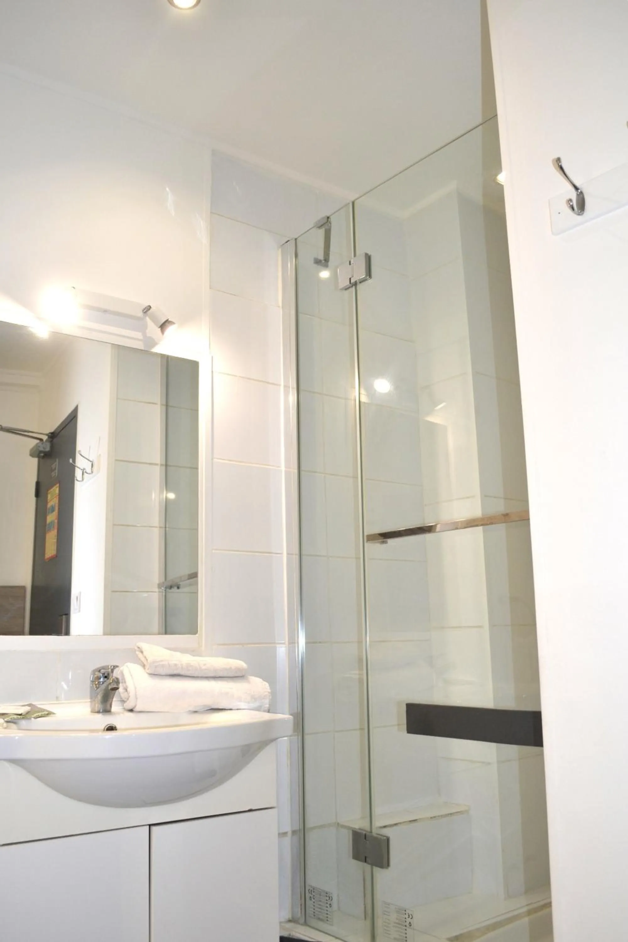 Shower in Hôtel Concorde - Centre ville de Nimes