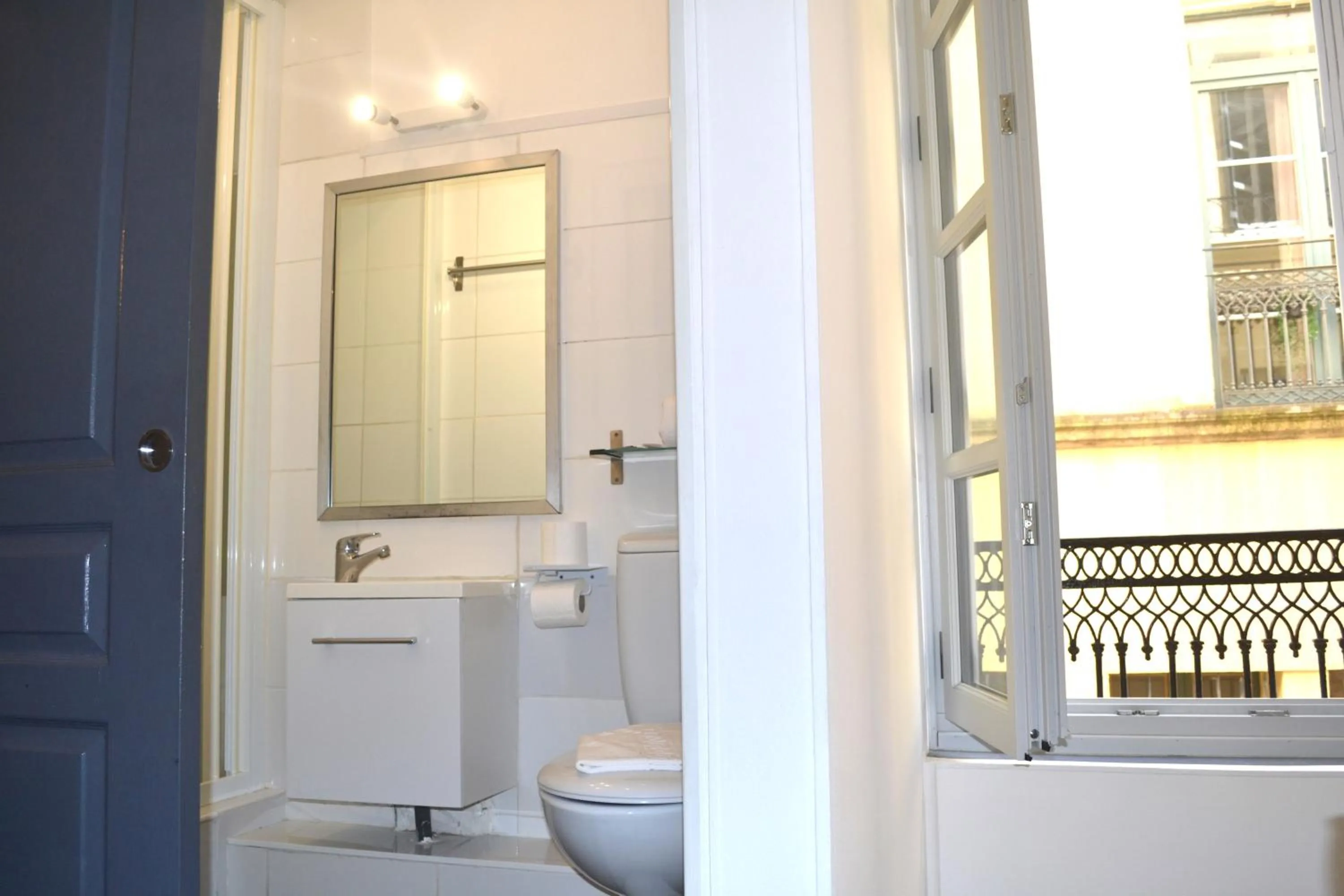 Bathroom in Hôtel Concorde - Centre ville de Nimes